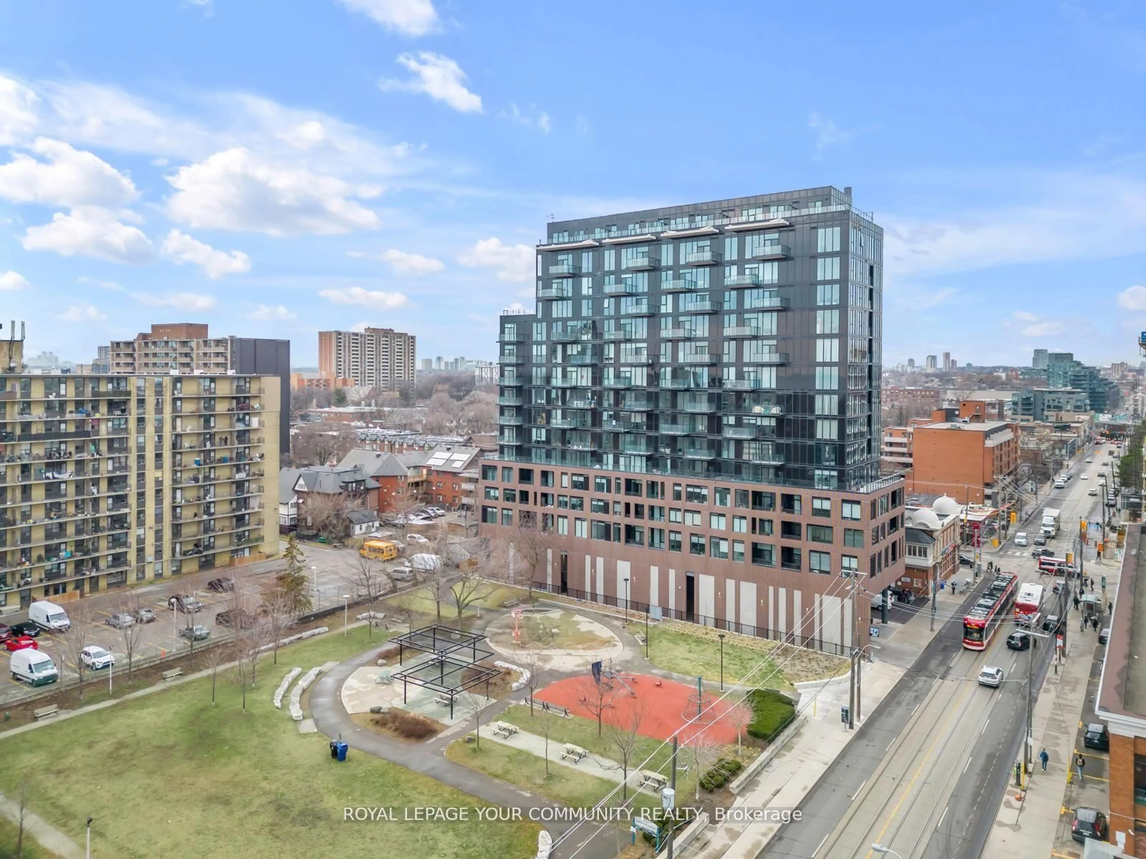 A pic from outside/outdoor area/front of a property/back of a property/a pic from drone, city buildings view from balcony for 270 Dufferin St #1106, Toronto Ontario M6K 0H8