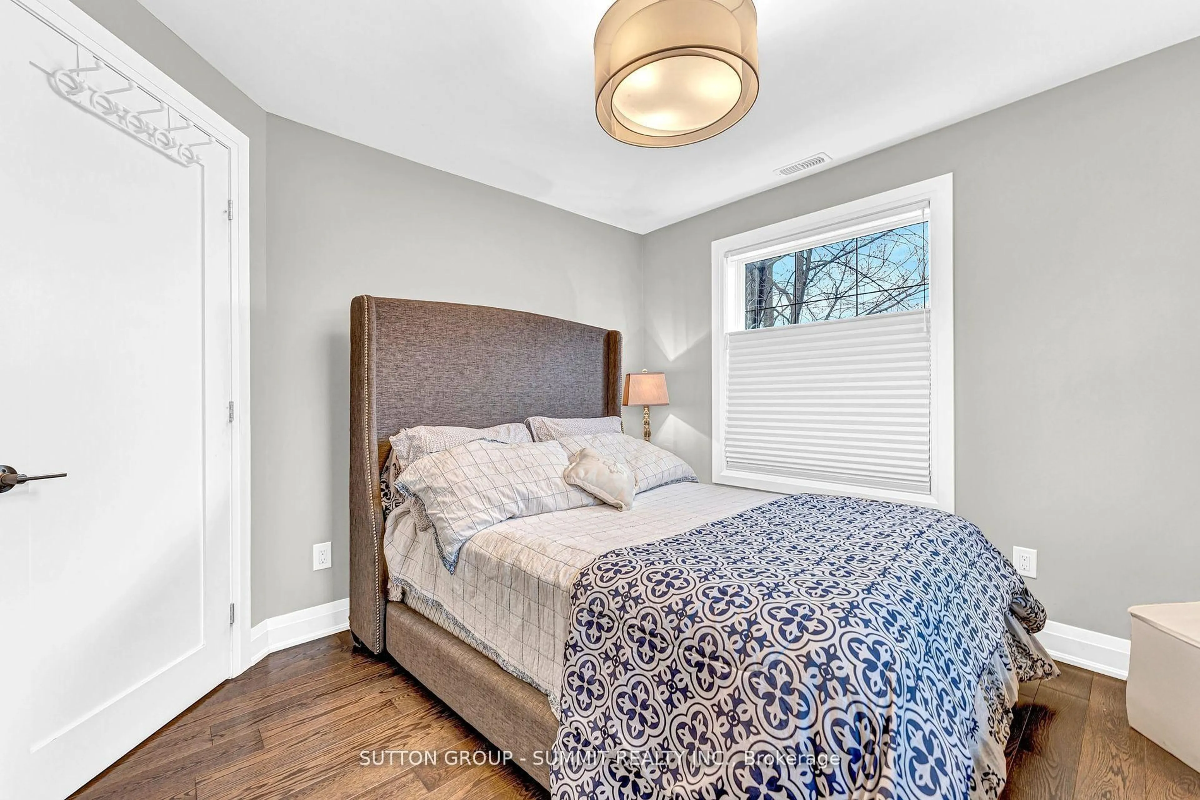 Bedroom with bed, unknown for 31 Oakwood Ave, Mississauga Ontario L5G 3L9