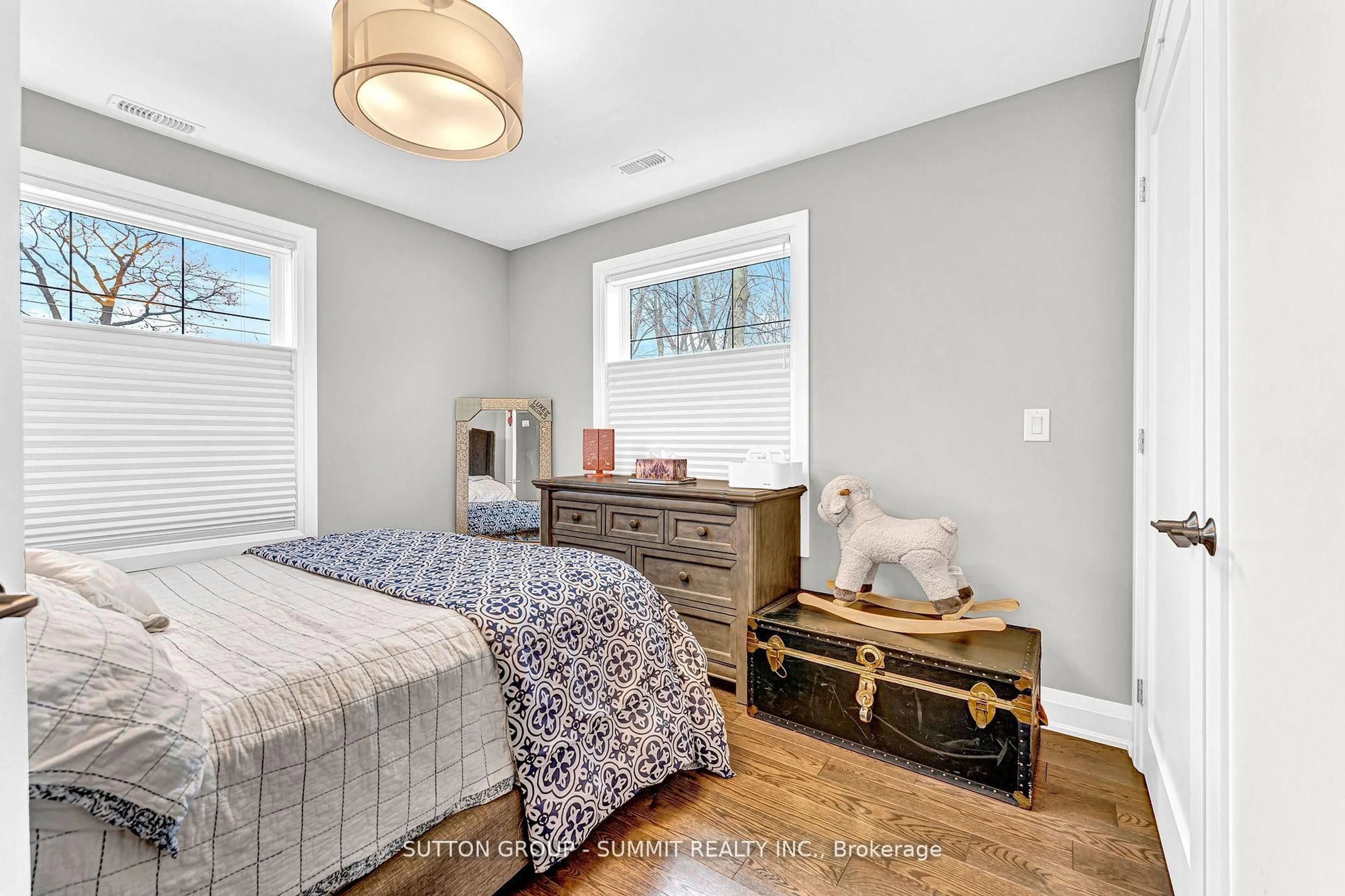 Bedroom with bed, unknown for 31 Oakwood Ave, Mississauga Ontario L5G 3L9