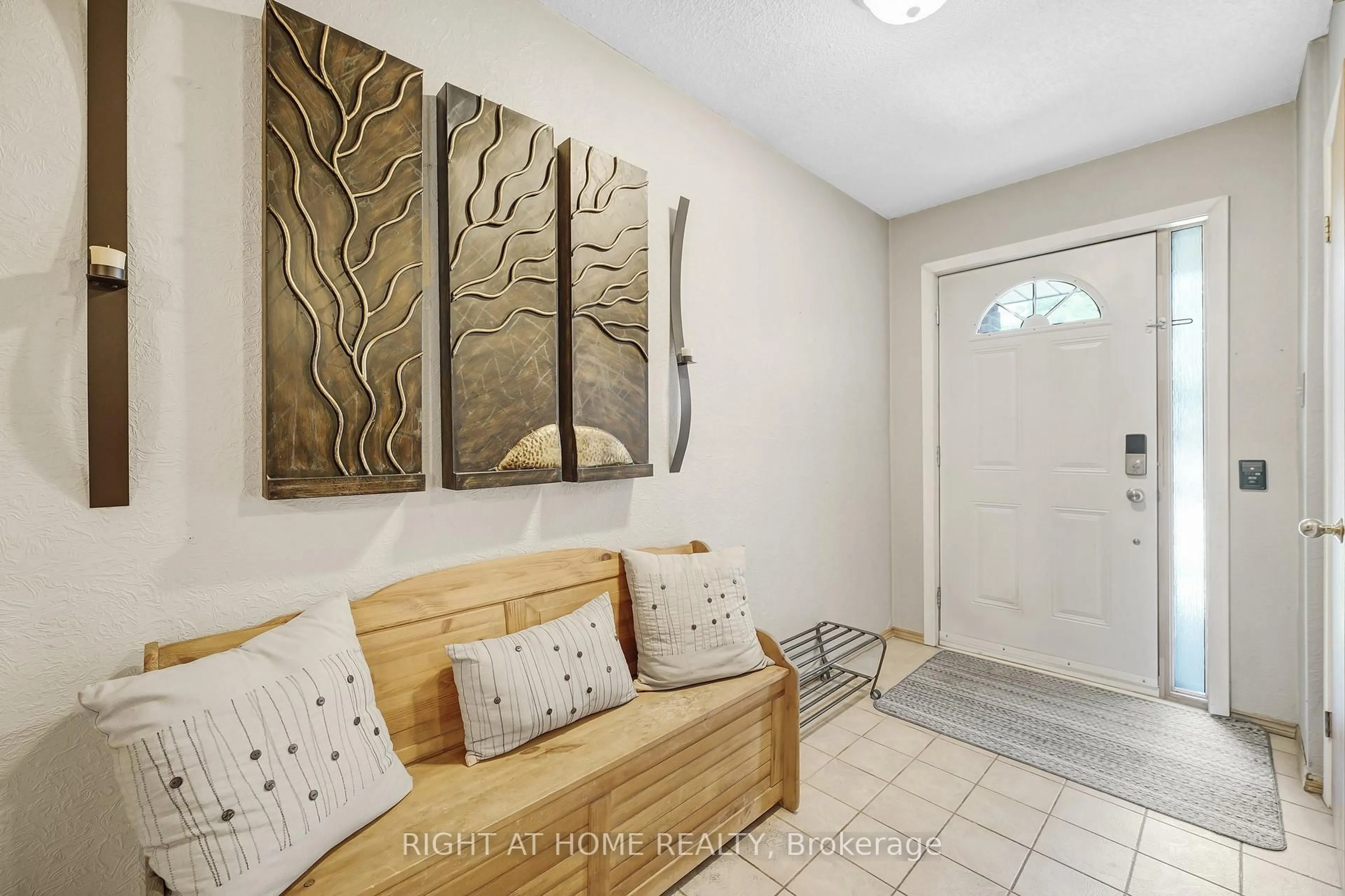 Indoor entryway for 22 Donna Dr, Brampton Ontario L6Z 3T2