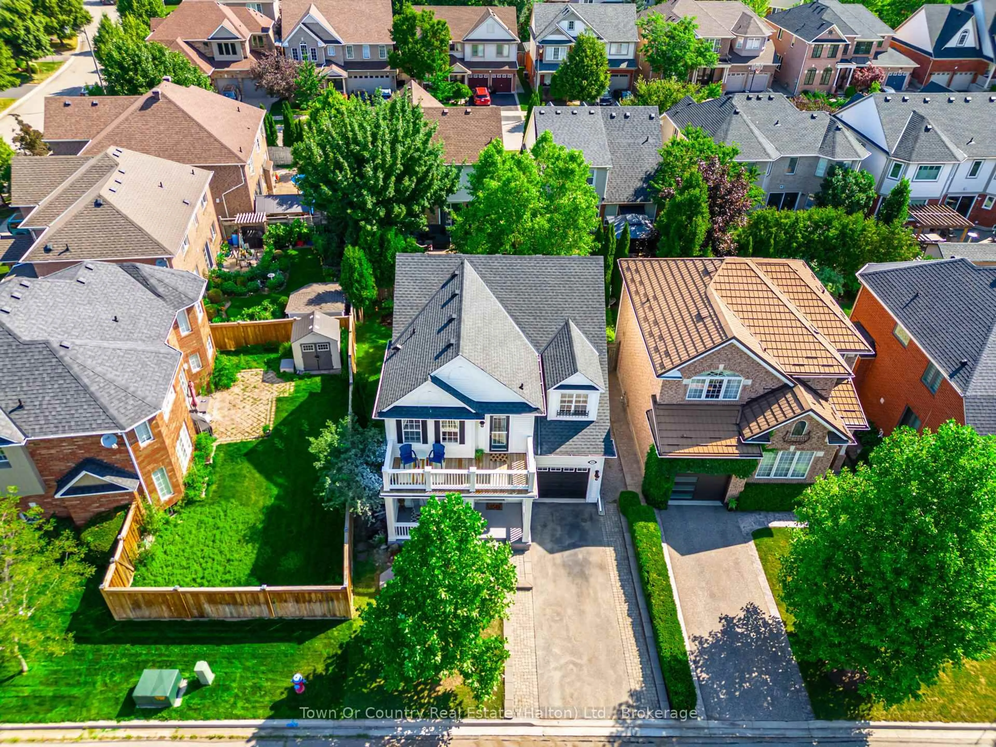 A pic from outside/outdoor area/front of a property/back of a property/a pic from drone, street for 723 Turrell Cres, Milton Ontario L9T 5L4