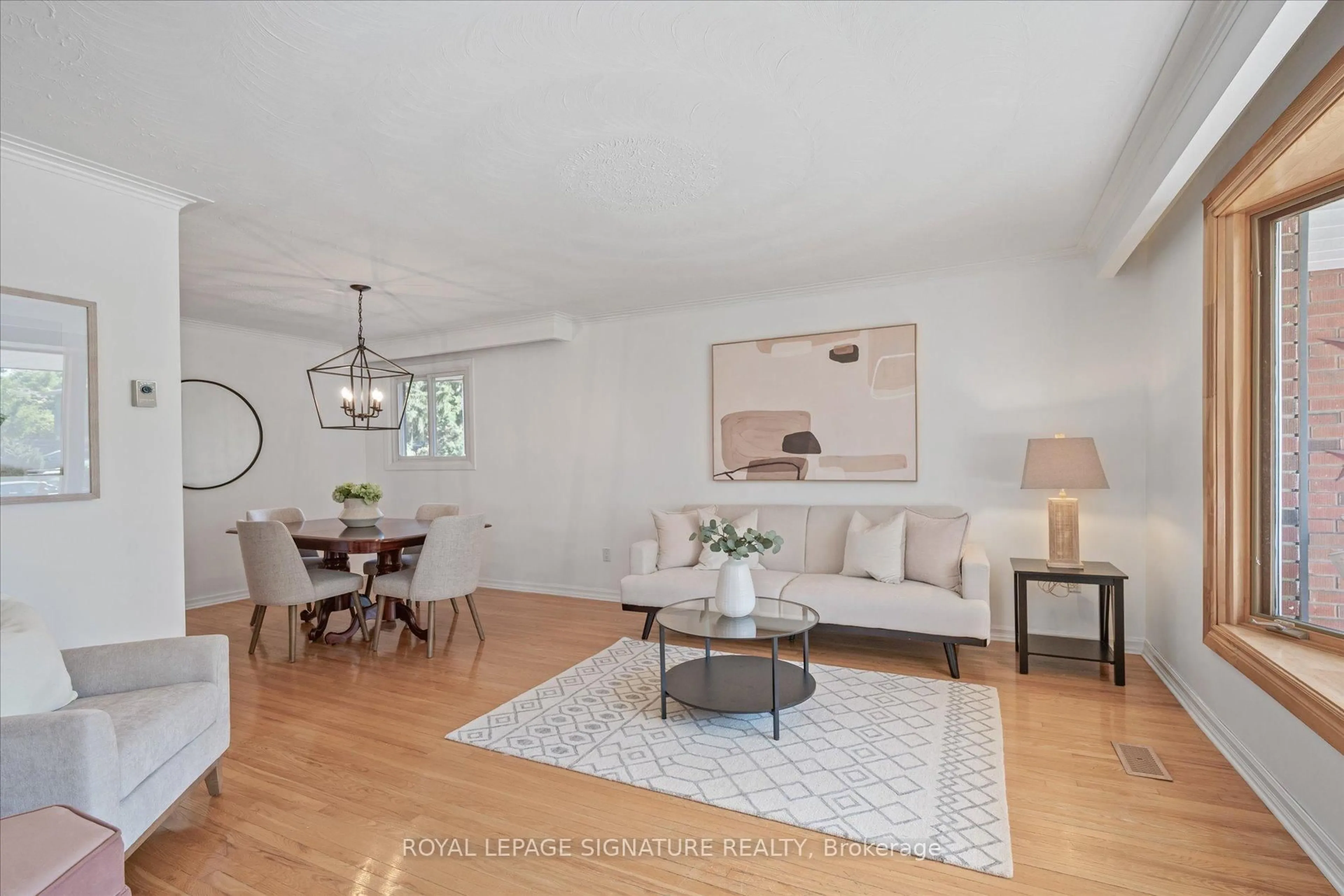 Living room with furniture, unknown for 2002 Ingledale Rd, Mississauga Ontario L5J 2H2