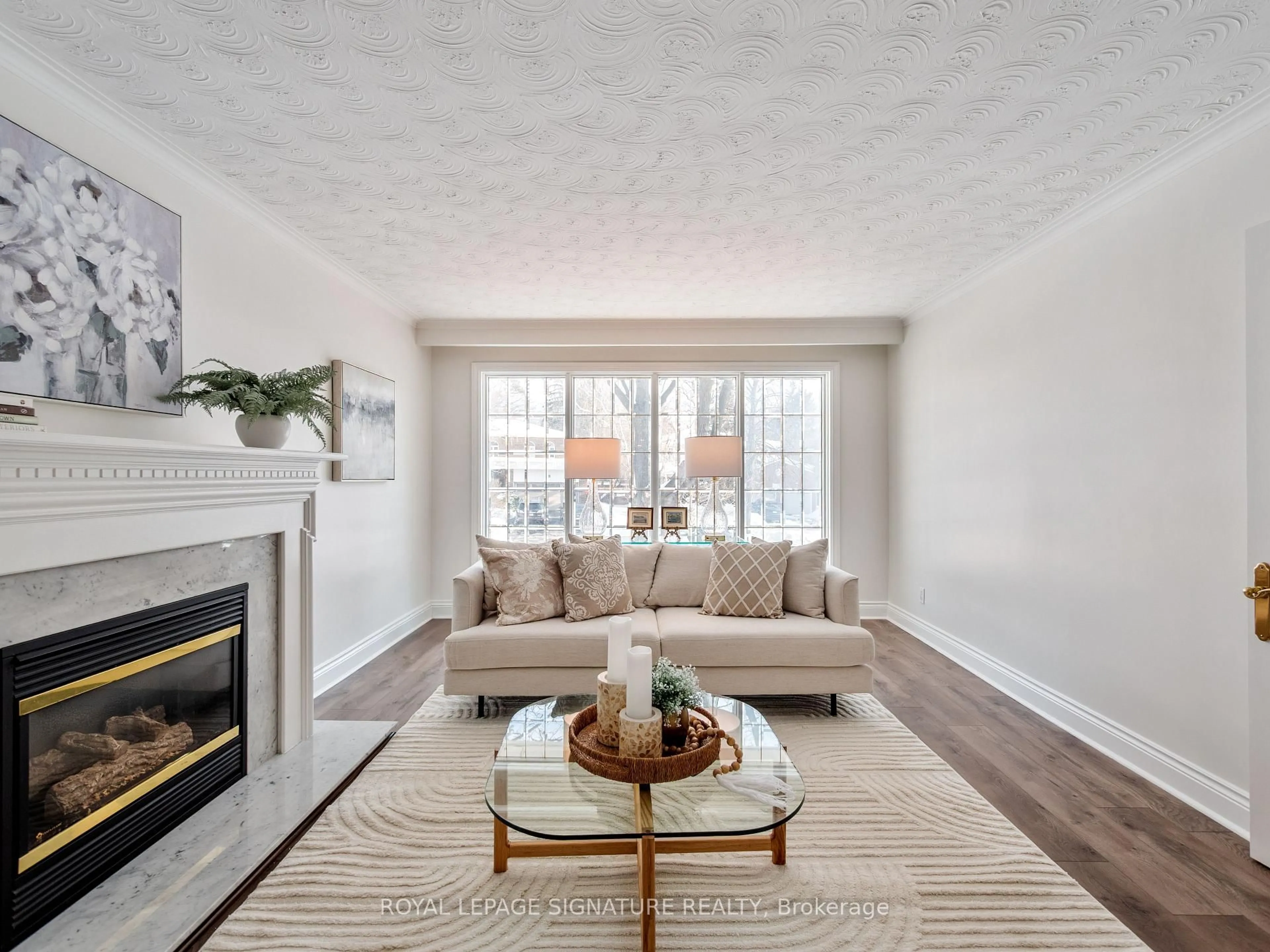 Living room with furniture, unknown for 1376 Tecumseh Park Dr, Mississauga Ontario L5H 2W6
