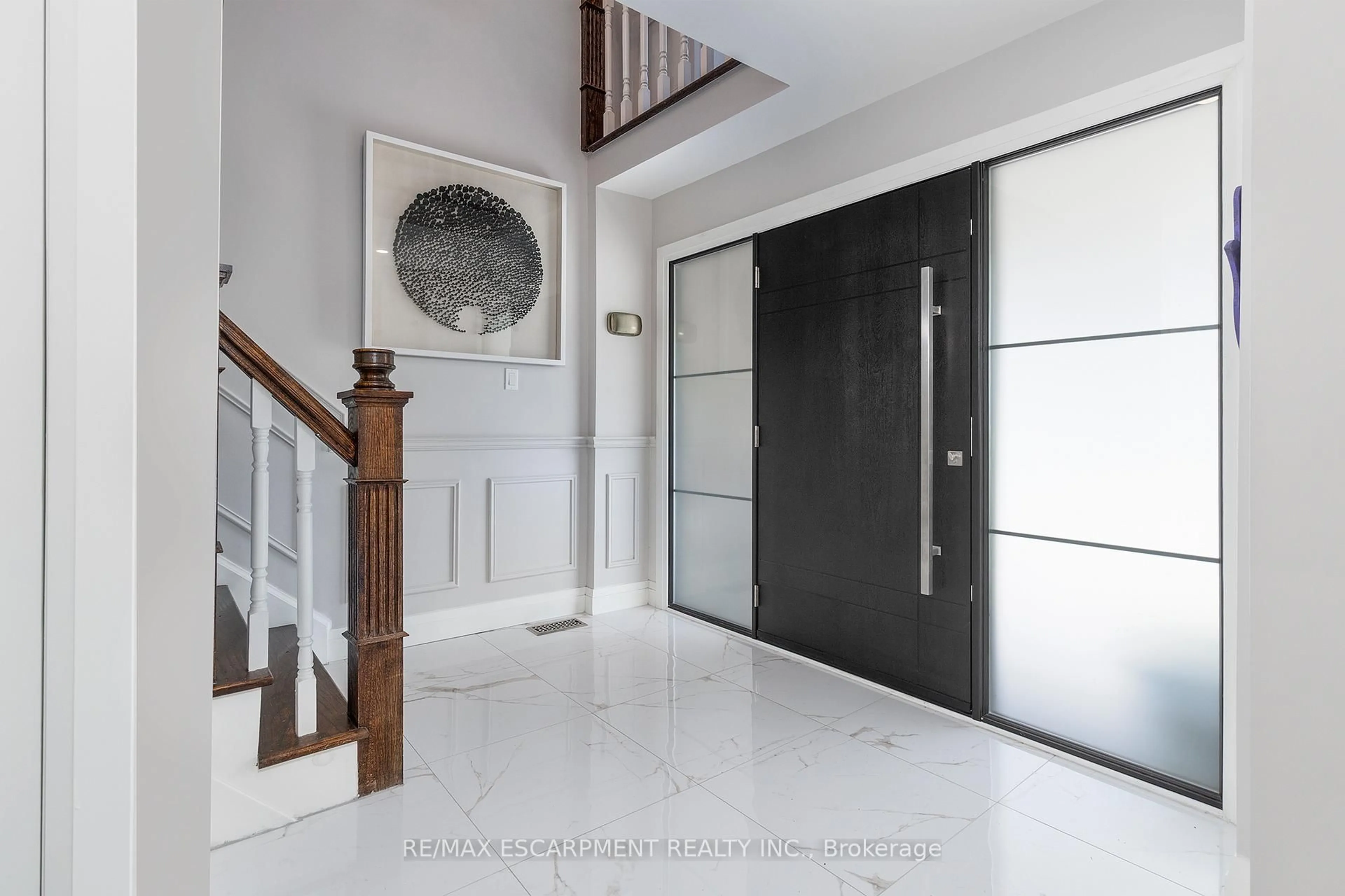 Indoor foyer for 436 GOODRAM Dr, Burlington Ontario L7L 2K1
