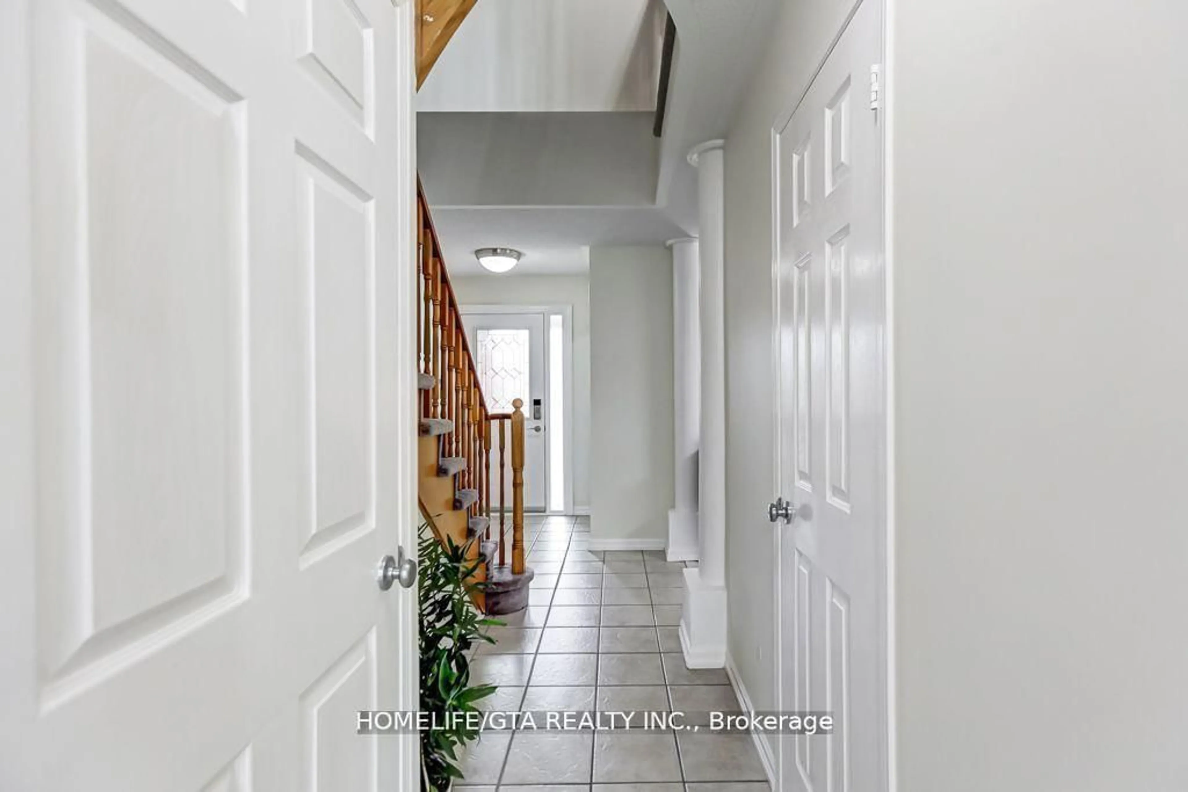 Indoor entryway for 125 Springview Dr, Brampton Ontario L6X 4K3