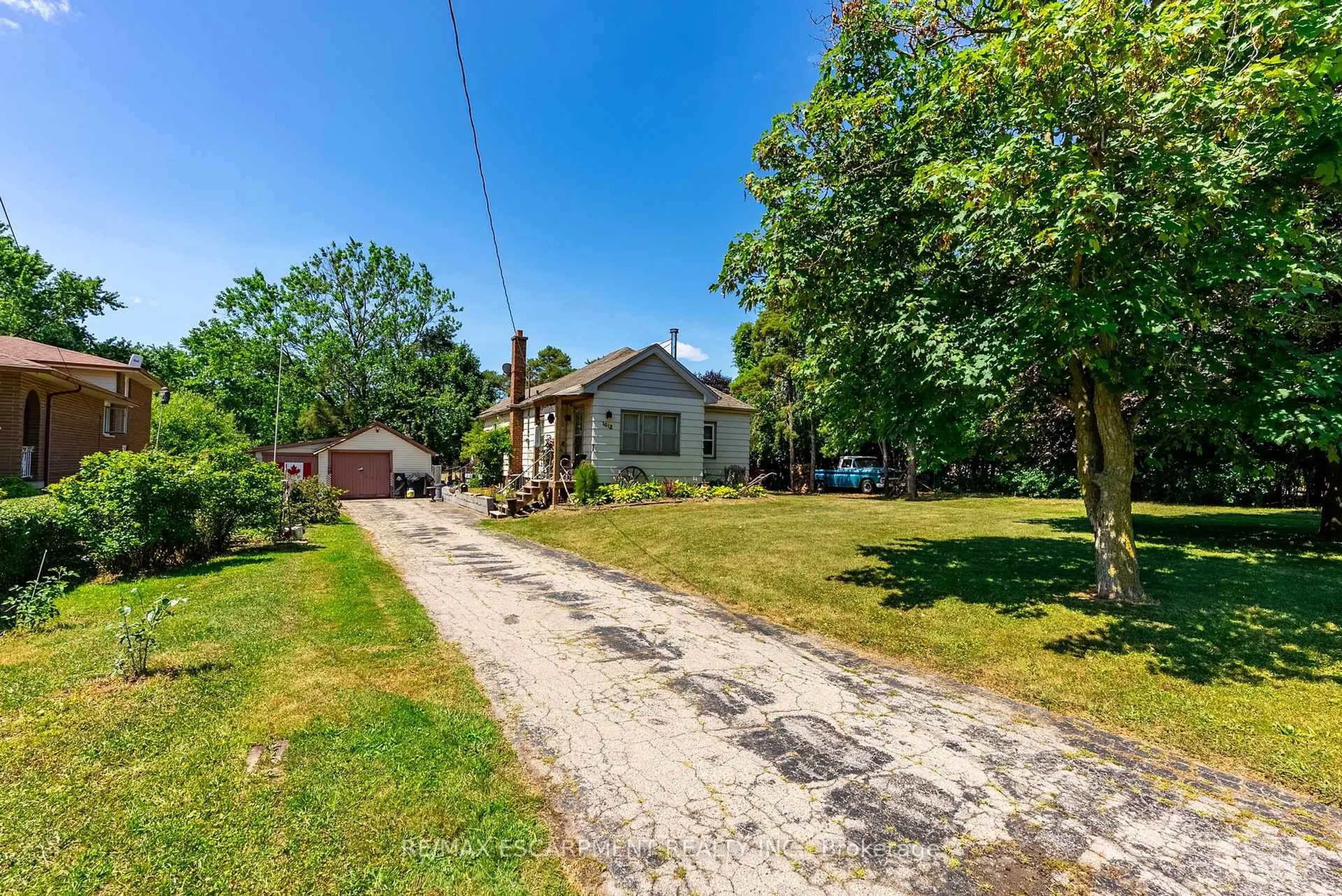 A pic from outside/outdoor area/front of a property/back of a property/a pic from drone, street for 1412 Old York Rd, Burlington Ontario L7P 4Z5