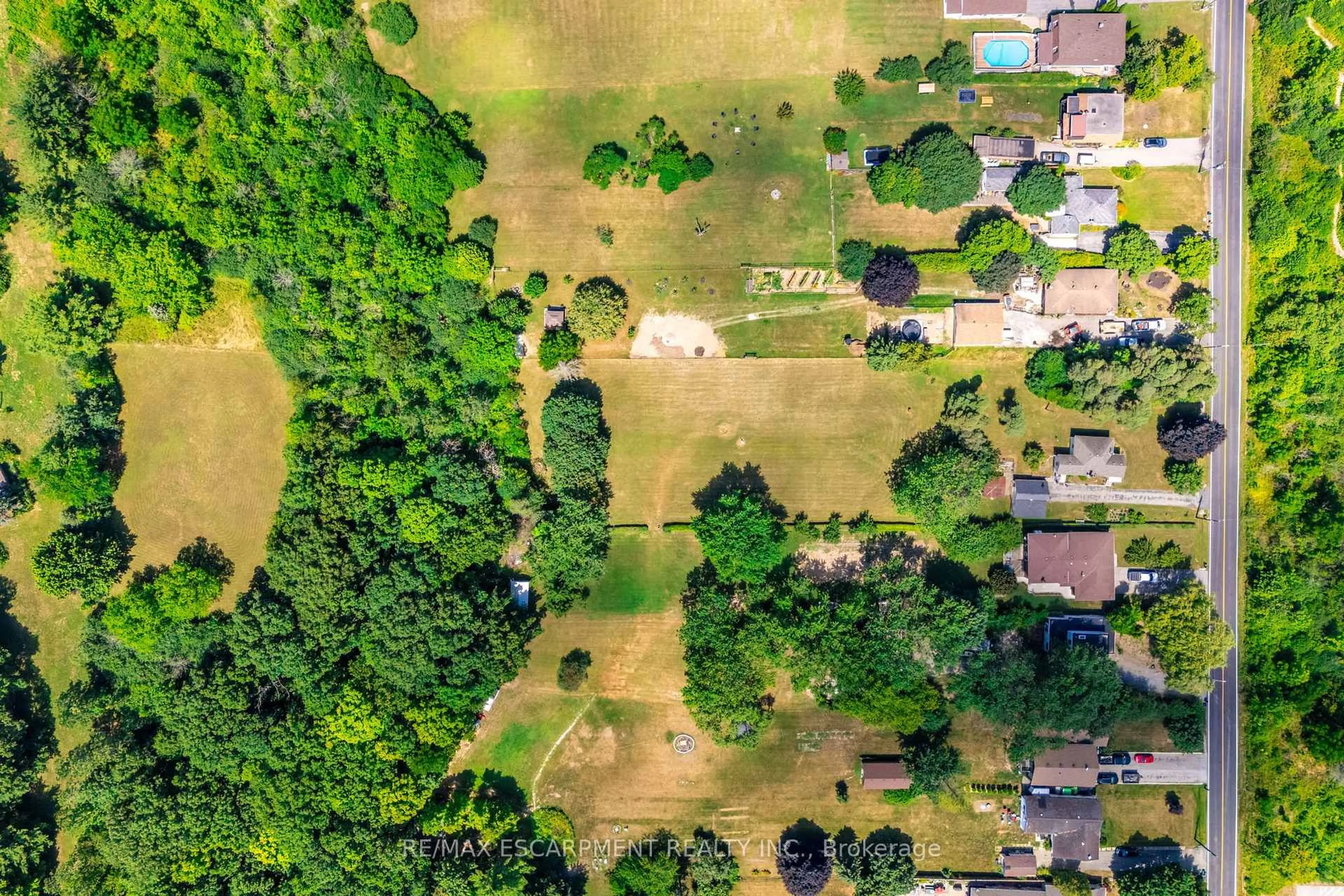 A pic from outside/outdoor area/front of a property/back of a property/a pic from drone, forest/trees view for 1412 Old York Rd, Burlington Ontario L7P 4Z5