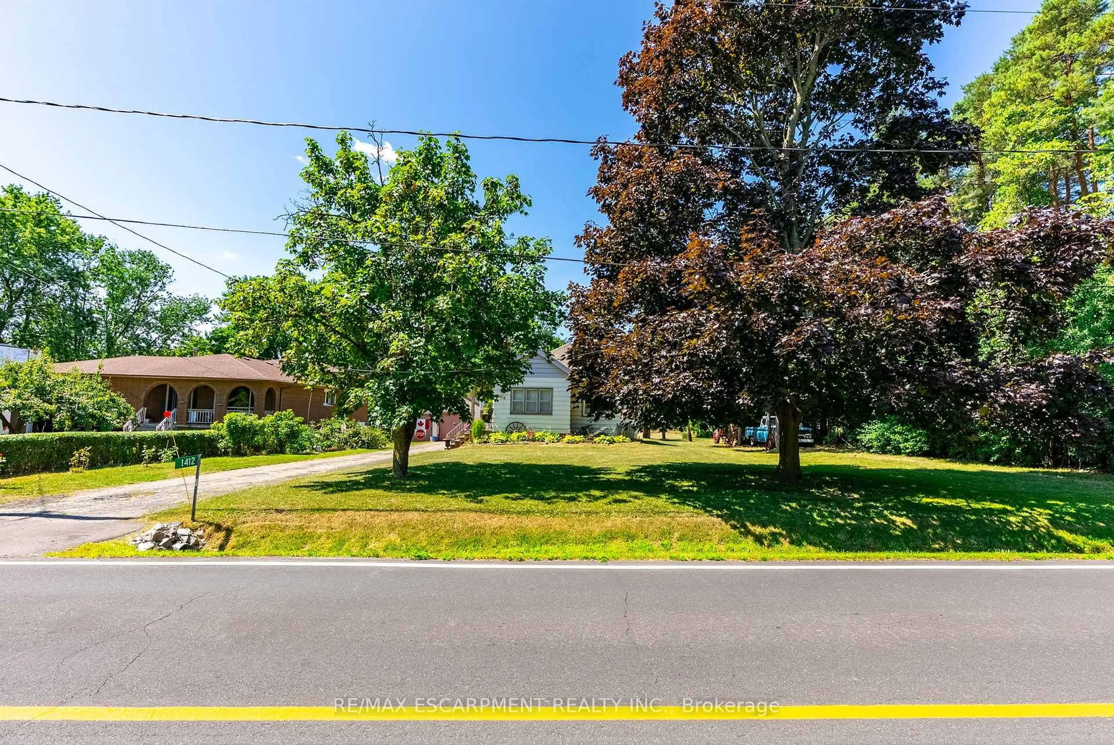 A pic from outside/outdoor area/front of a property/back of a property/a pic from drone, street for 1412 Old York Rd, Burlington Ontario L7P 4Z5