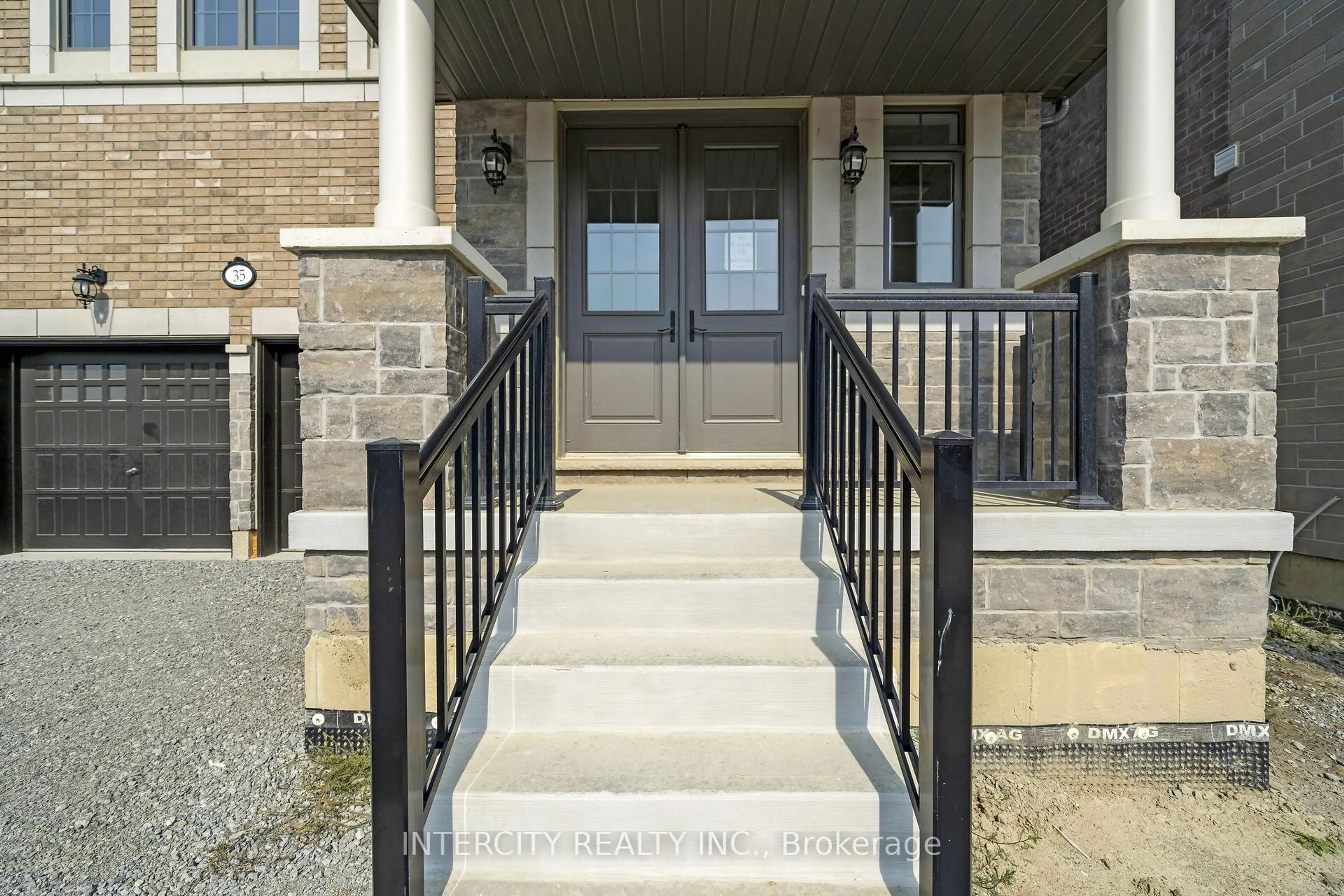 Indoor entryway for 35 Keyworth Cres, Brampton Ontario L6R 4G2