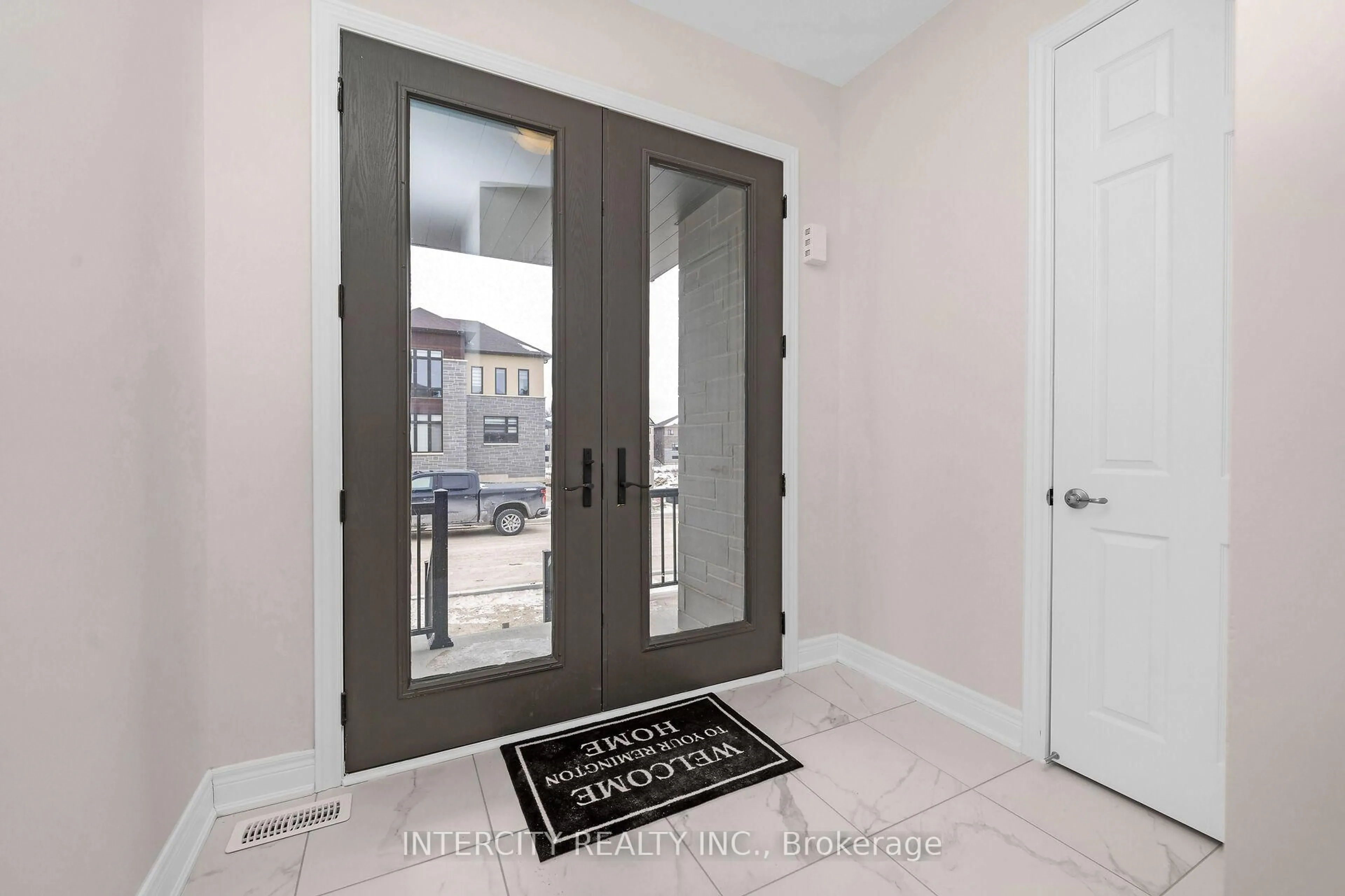 Indoor entryway for 39 Keyworth Cres, Brampton Ontario L6R 4E8