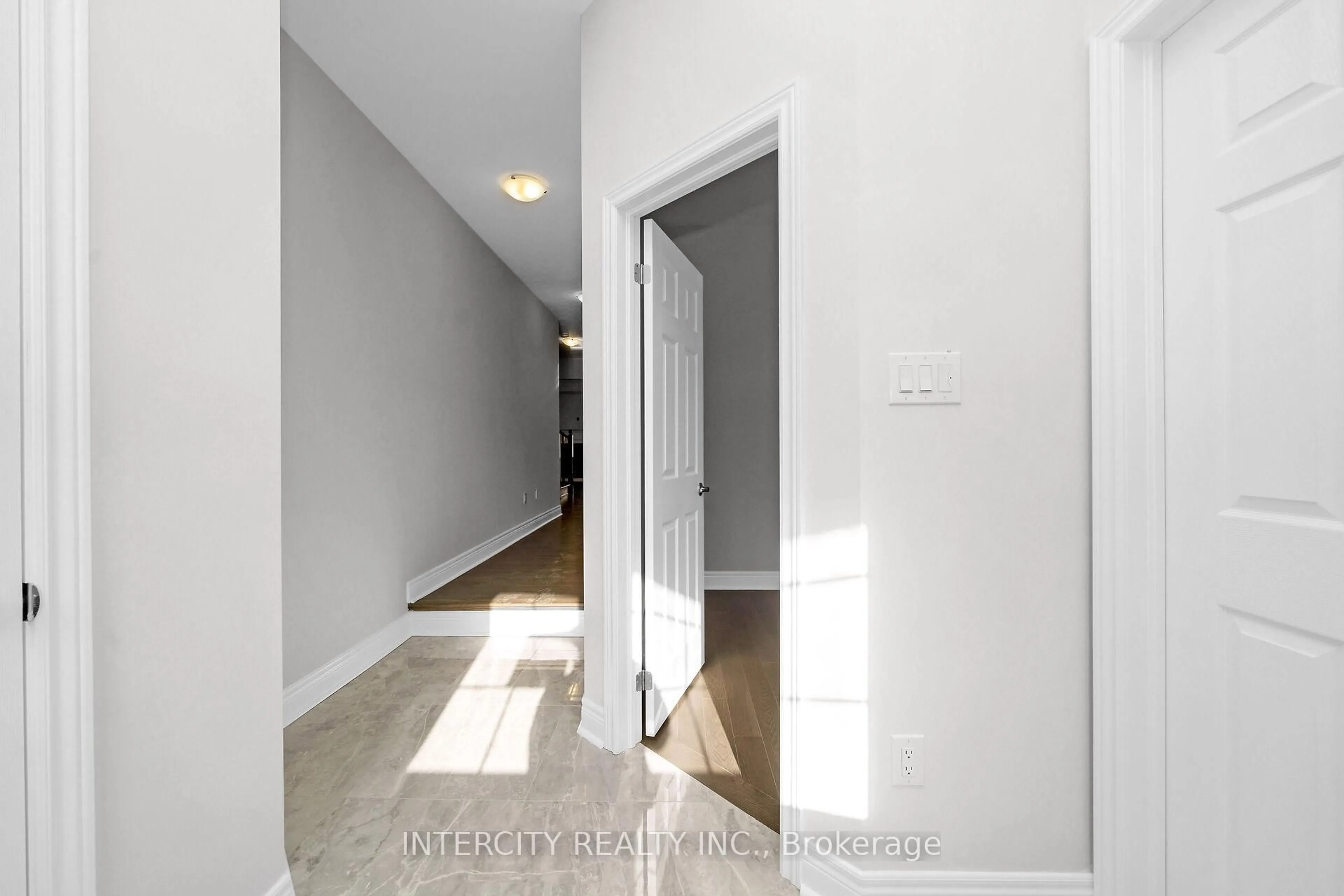 Indoor entryway for 75 Claremont Dr, Brampton Ontario L6R 4E7