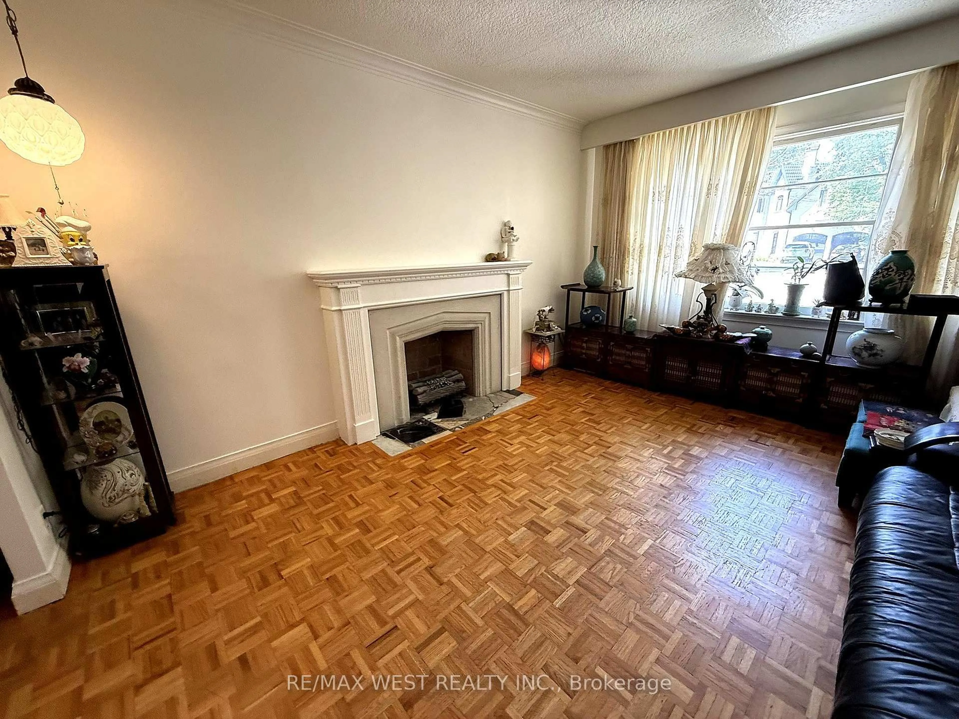 A pic of a room for 218 Burnhamthorpe Rd, Toronto Ontario M9B 1Z3