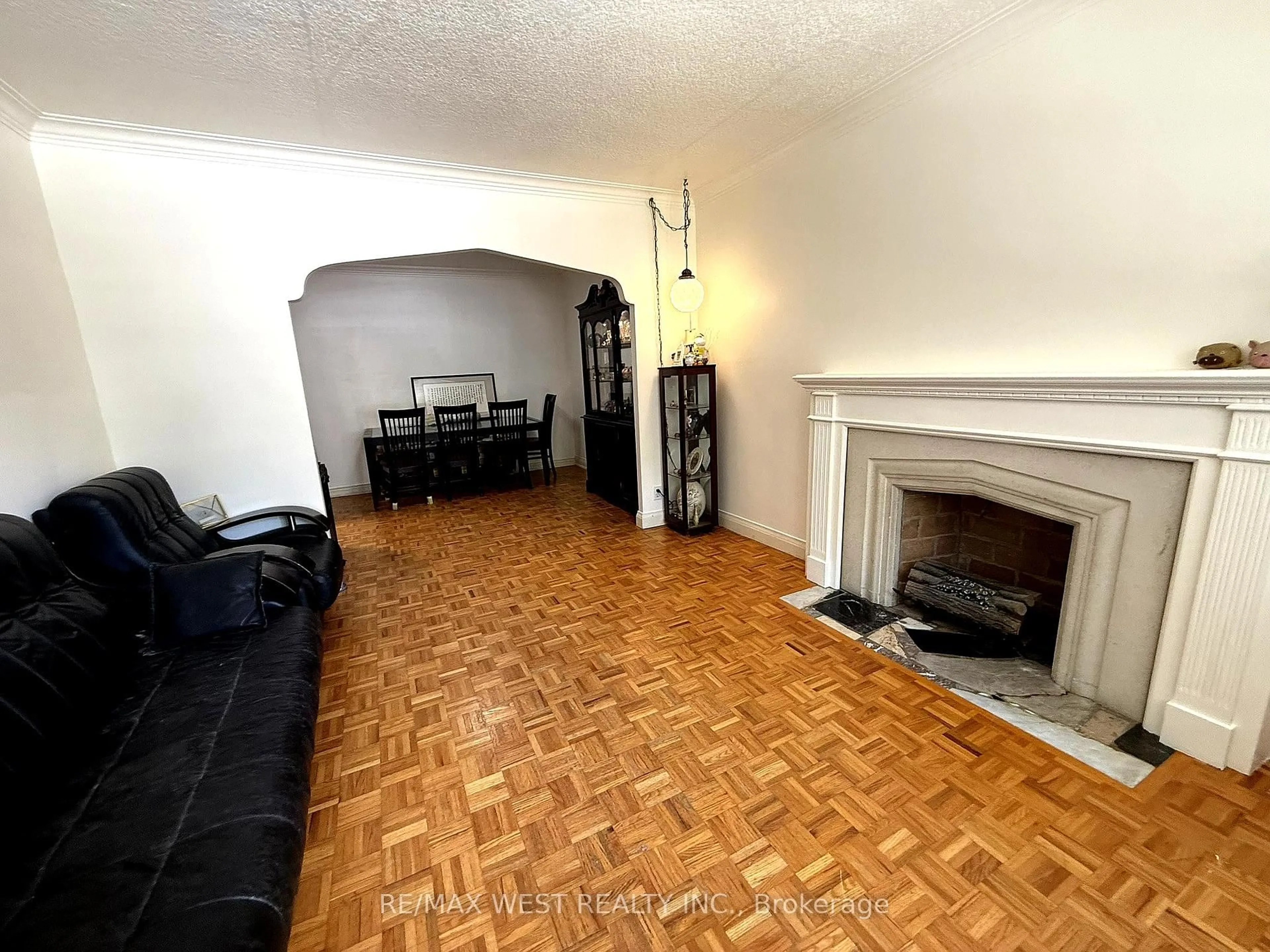 A pic of a room for 218 Burnhamthorpe Rd, Toronto Ontario M9B 1Z3
