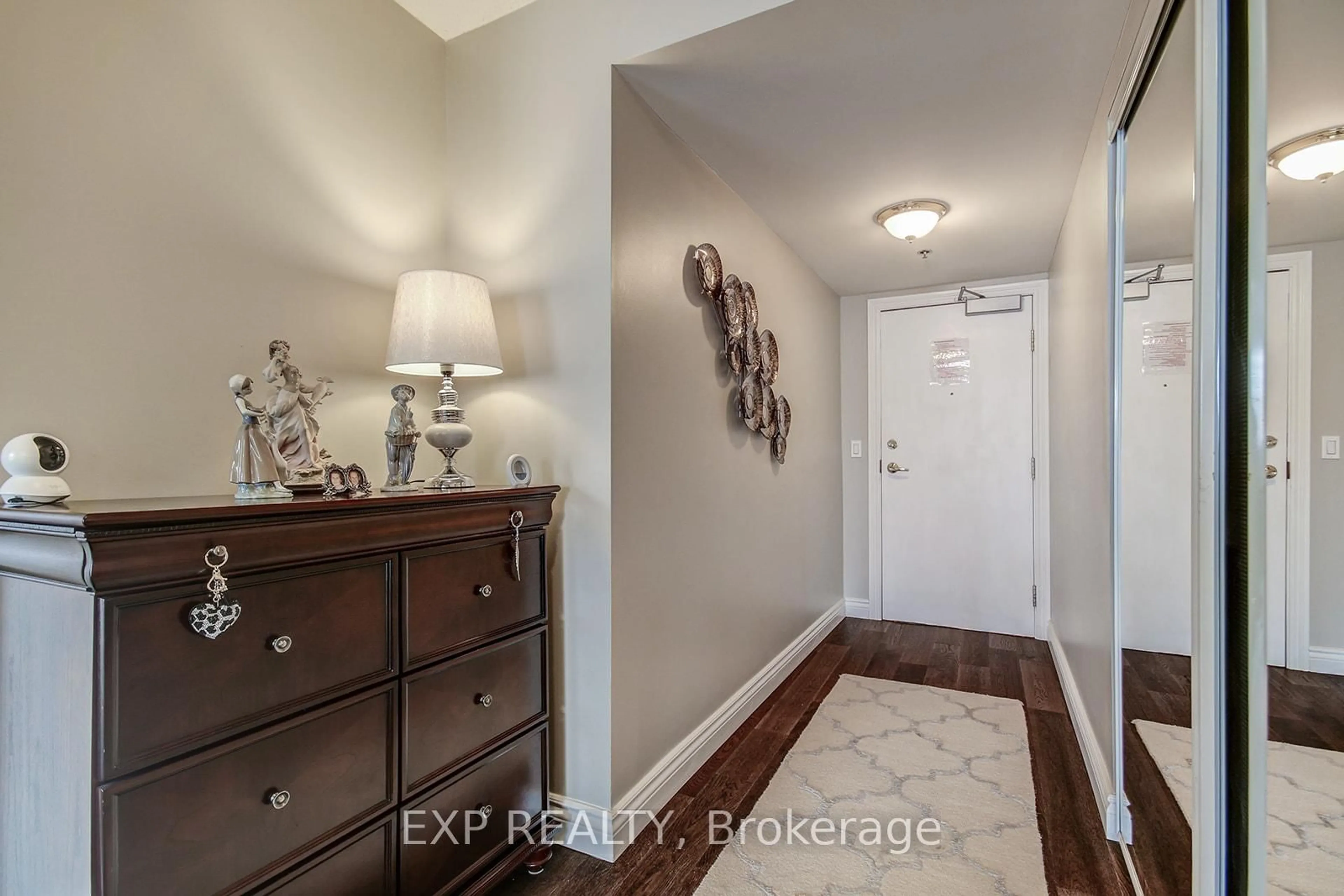 Indoor entryway for 100 Burloak Dr #1301, Burlington Ontario L7L 6P6