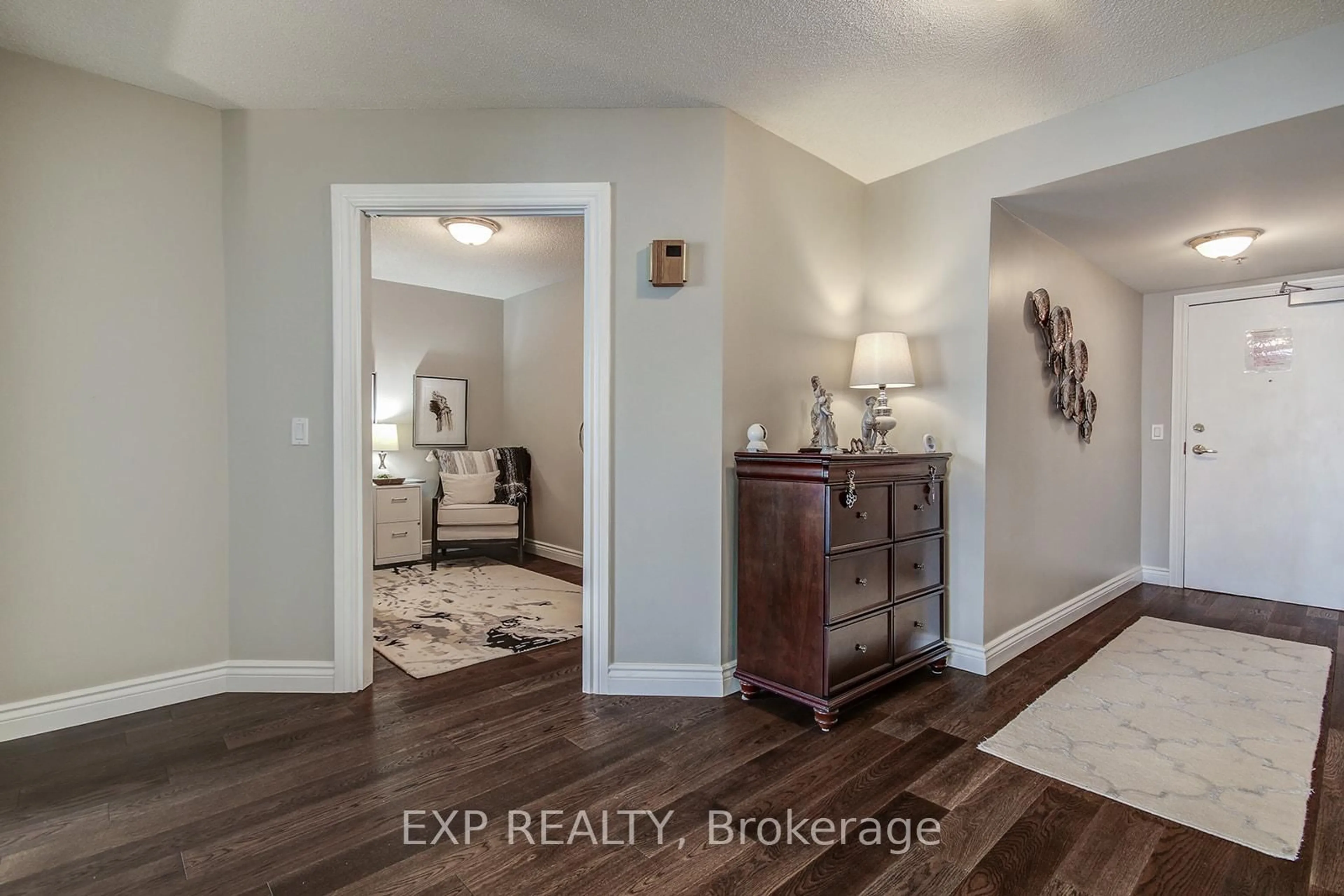 Indoor entryway for 100 Burloak Dr #1301, Burlington Ontario L7L 6P6