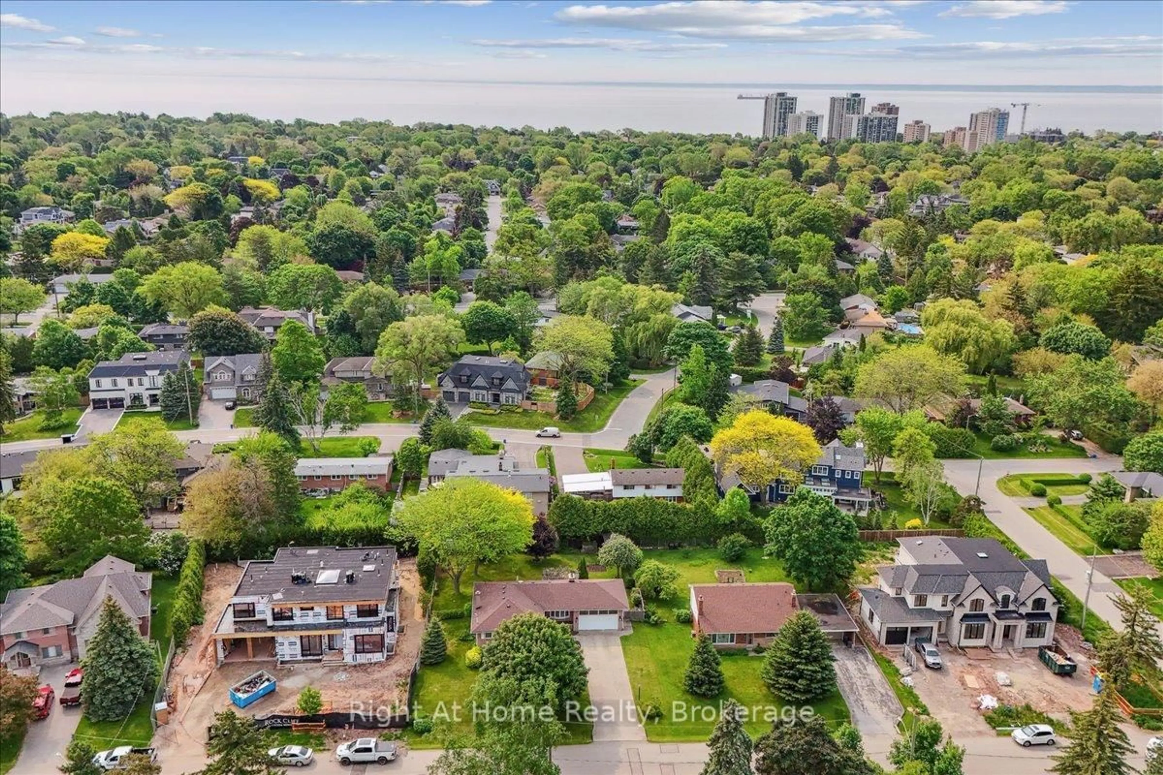 A pic from outside/outdoor area/front of a property/back of a property/a pic from drone, city buildings view from balcony for 357 Seaton Dr, Oakville Ontario L6L 3X9