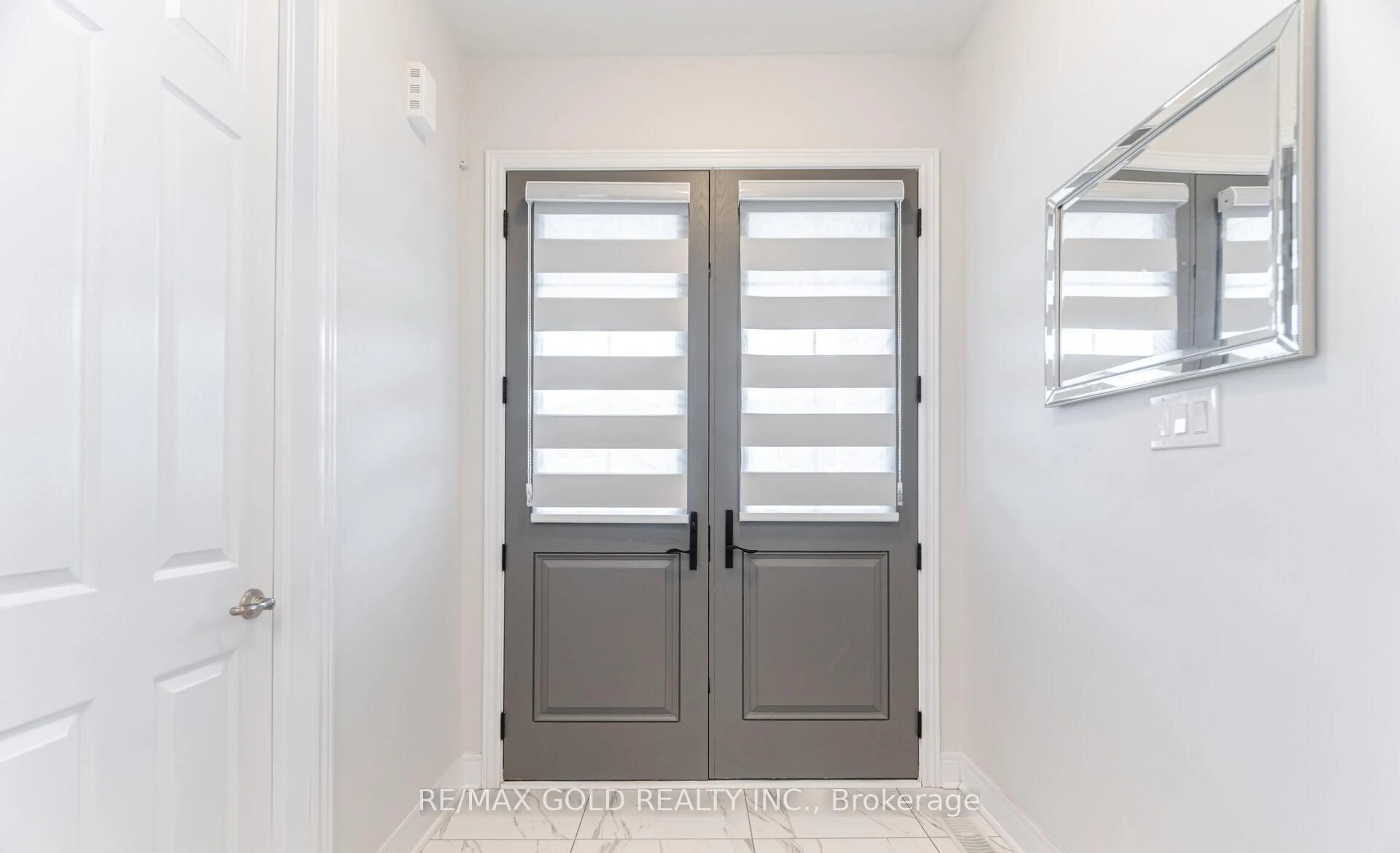 Indoor entryway for 15 Duxbury Rd, Brampton Ontario L6R 4E3