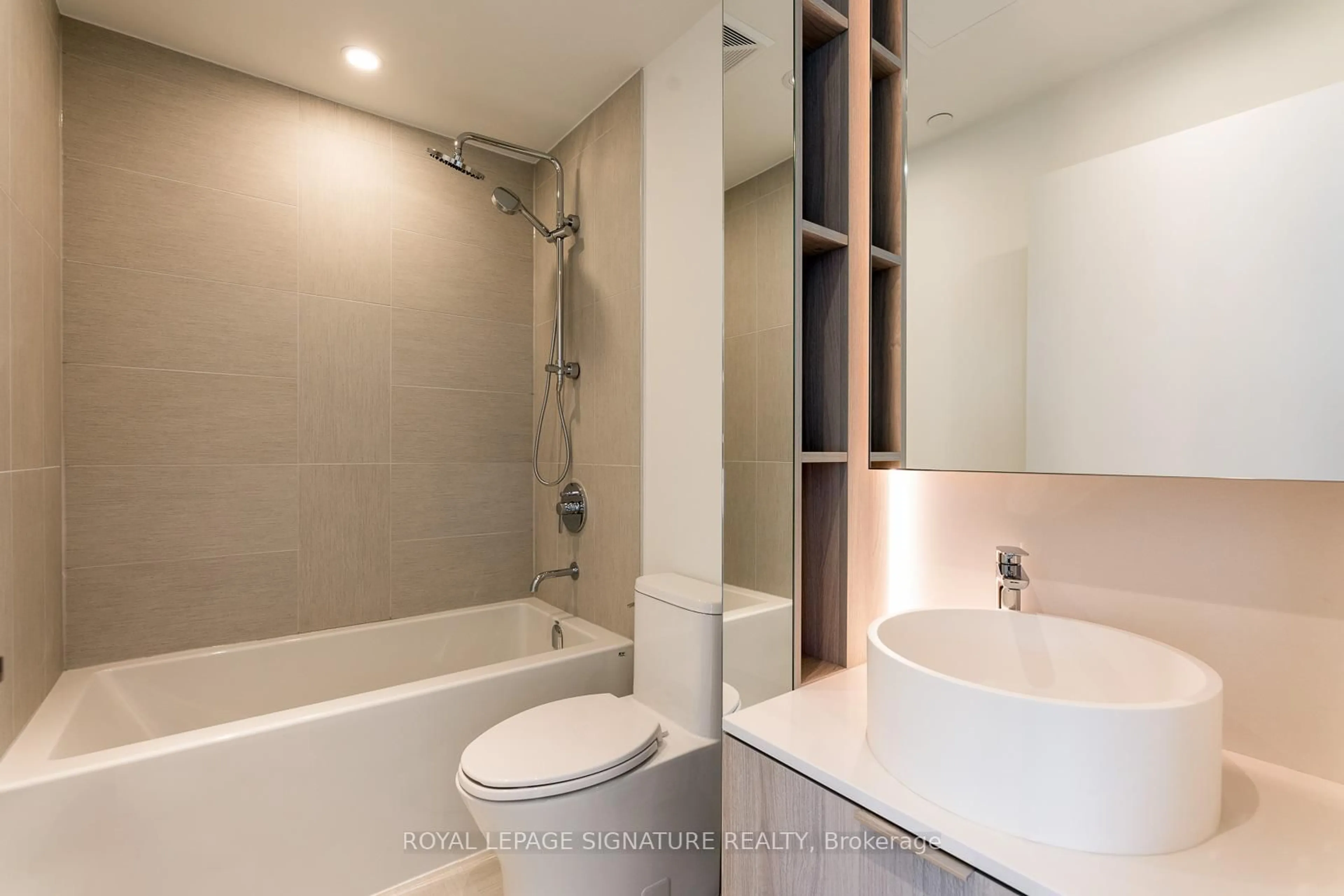 Standard bathroom, ceramic/tile floor for 28 Ann St #209, Mississauga Ontario L5G 3G1