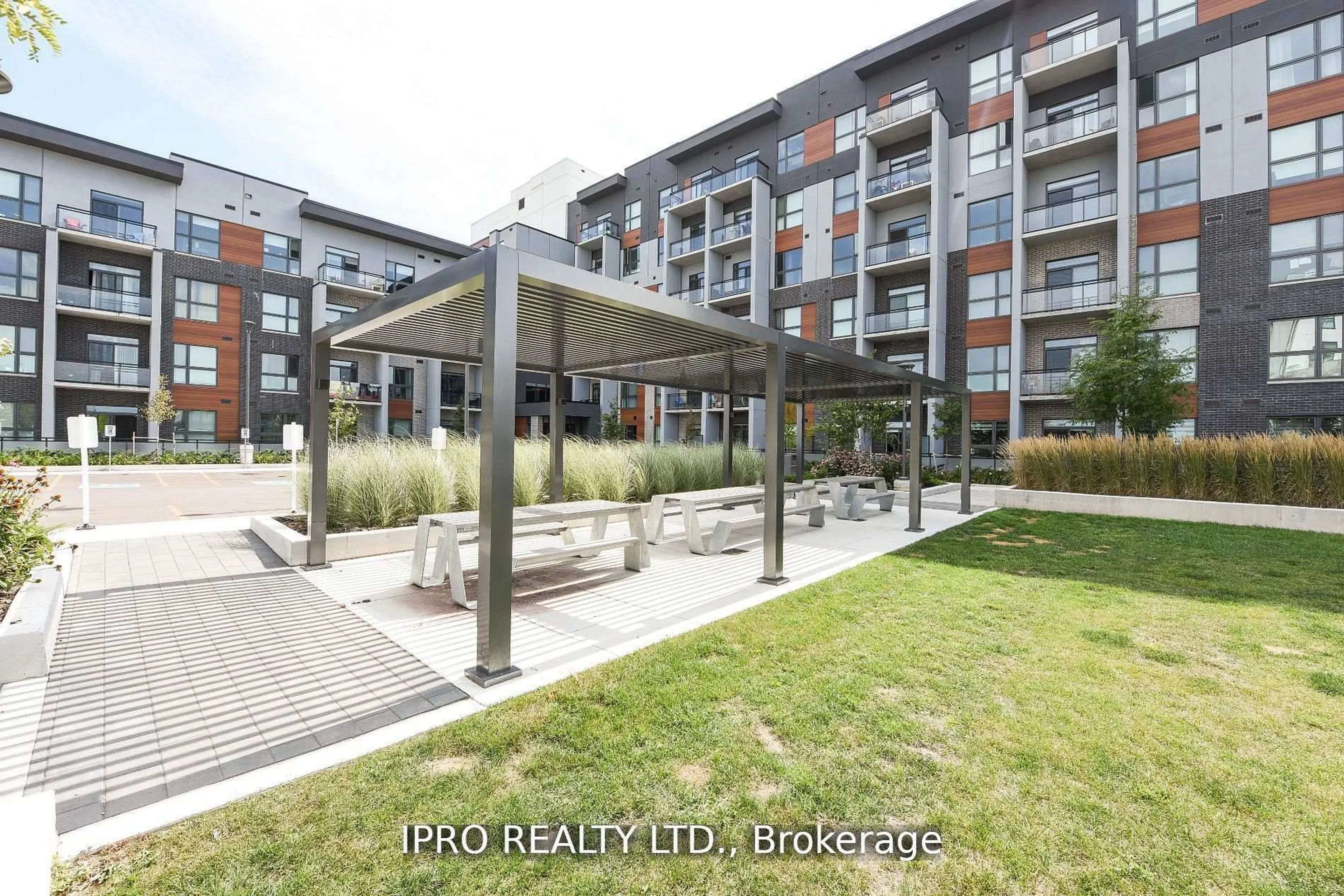 Patio, street for 95 Dundas St W St #004, Oakville Ontario L6M 5N4
