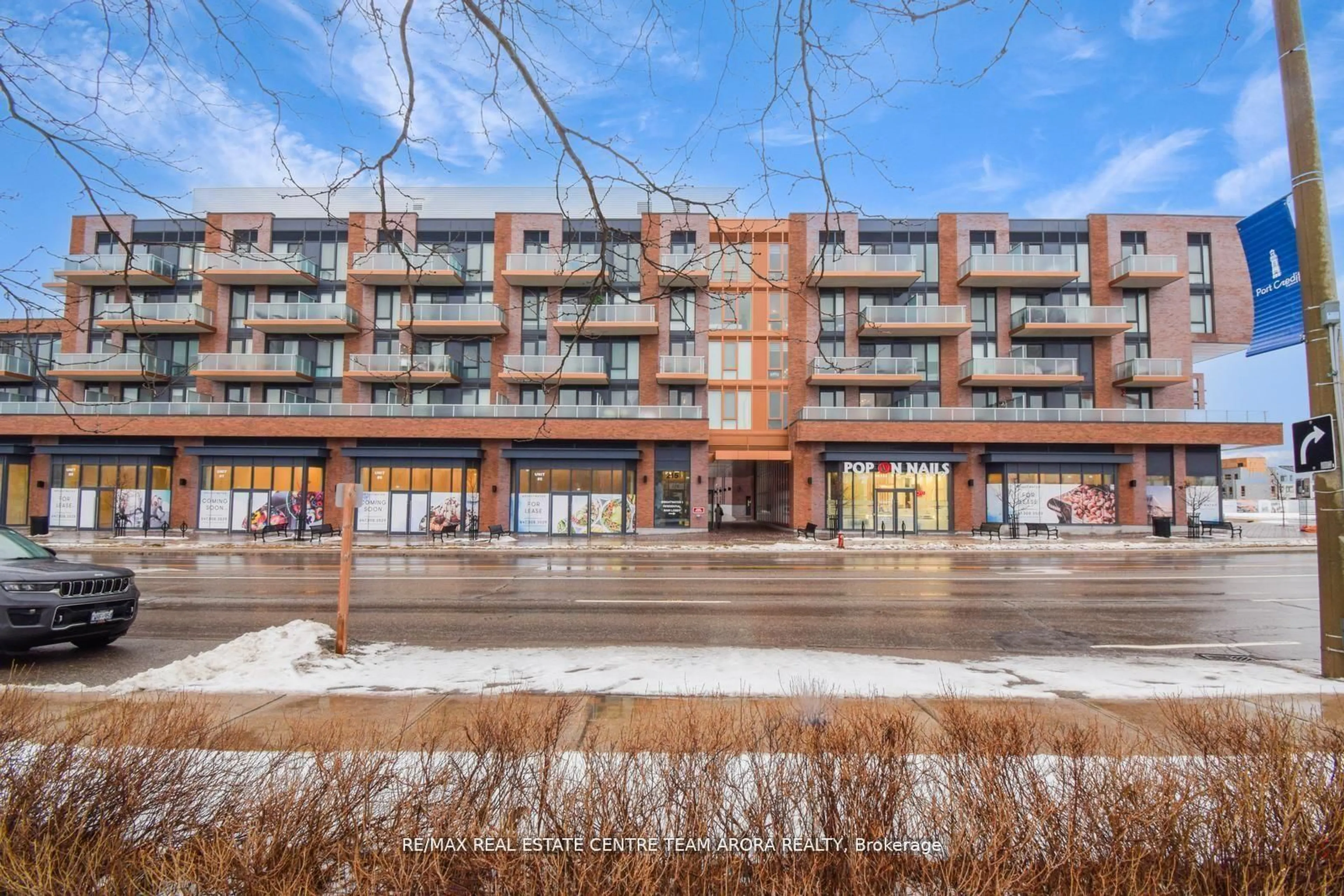 Patio, building for 215 Lakeshore Rd #437, Mississauga Ontario L5H 0A9