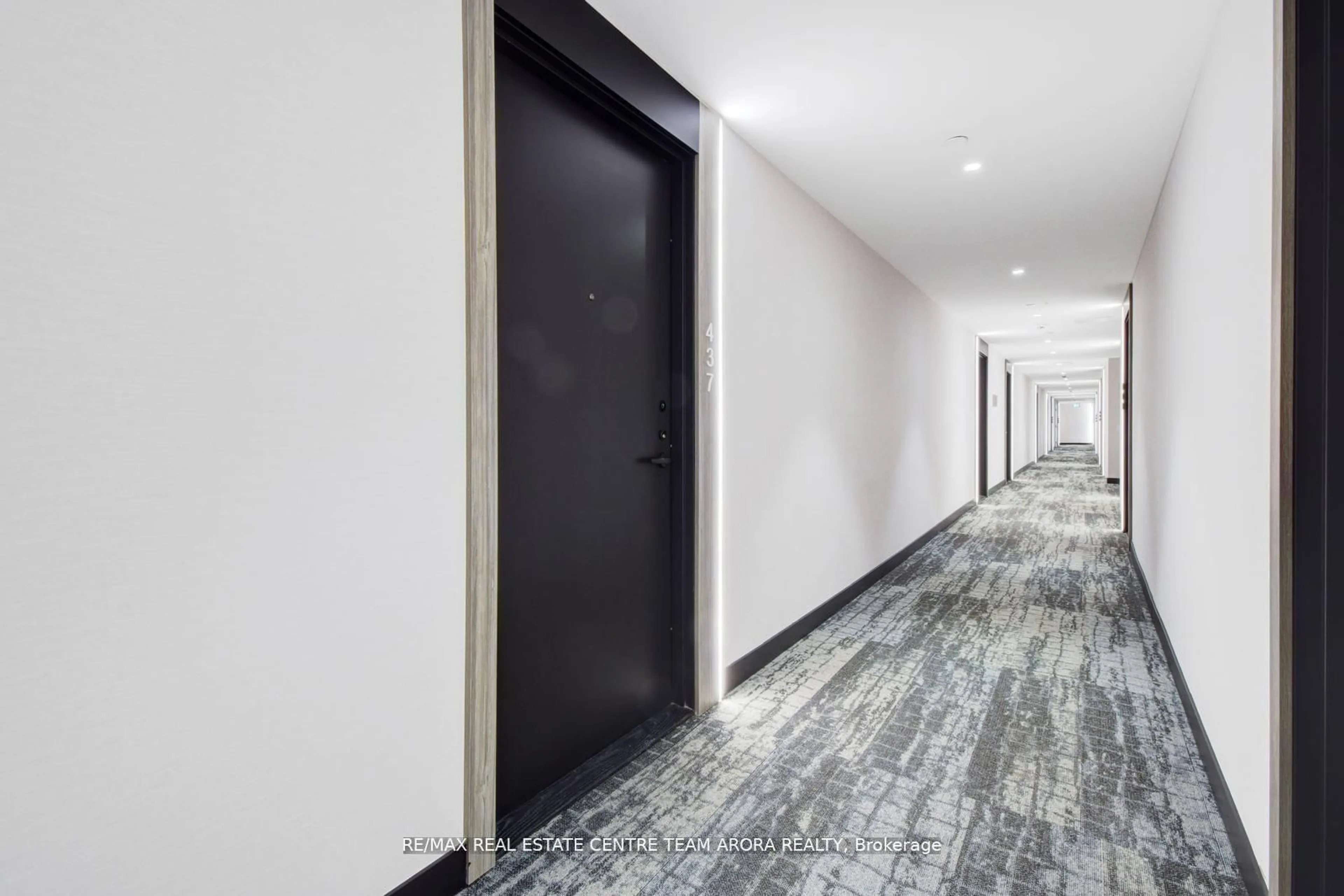 Indoor foyer for 215 Lakeshore Rd #437, Mississauga Ontario L5H 0A9