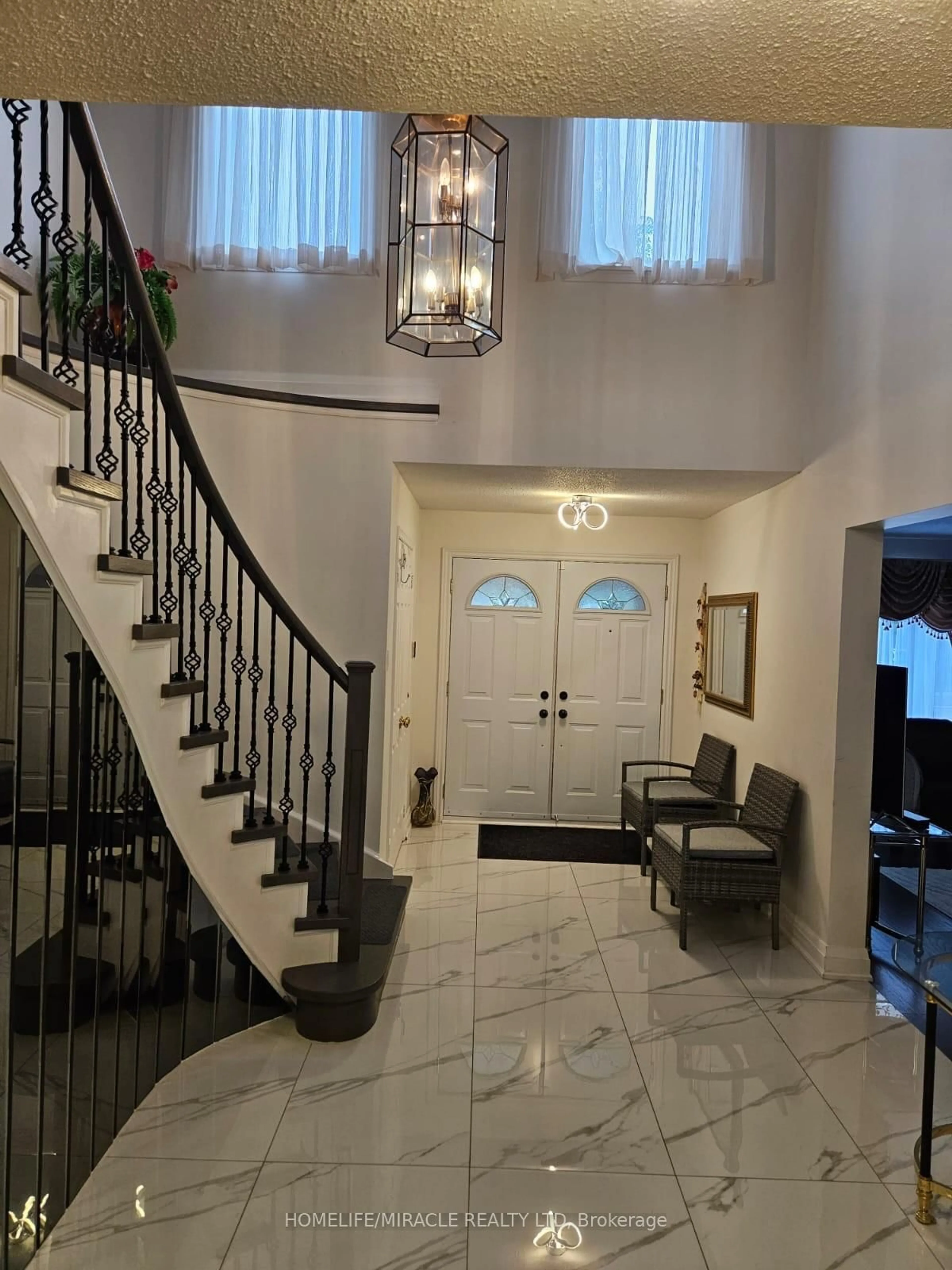 Indoor foyer for 35 Nottingham Cres, Brampton Ontario L6S 4G3