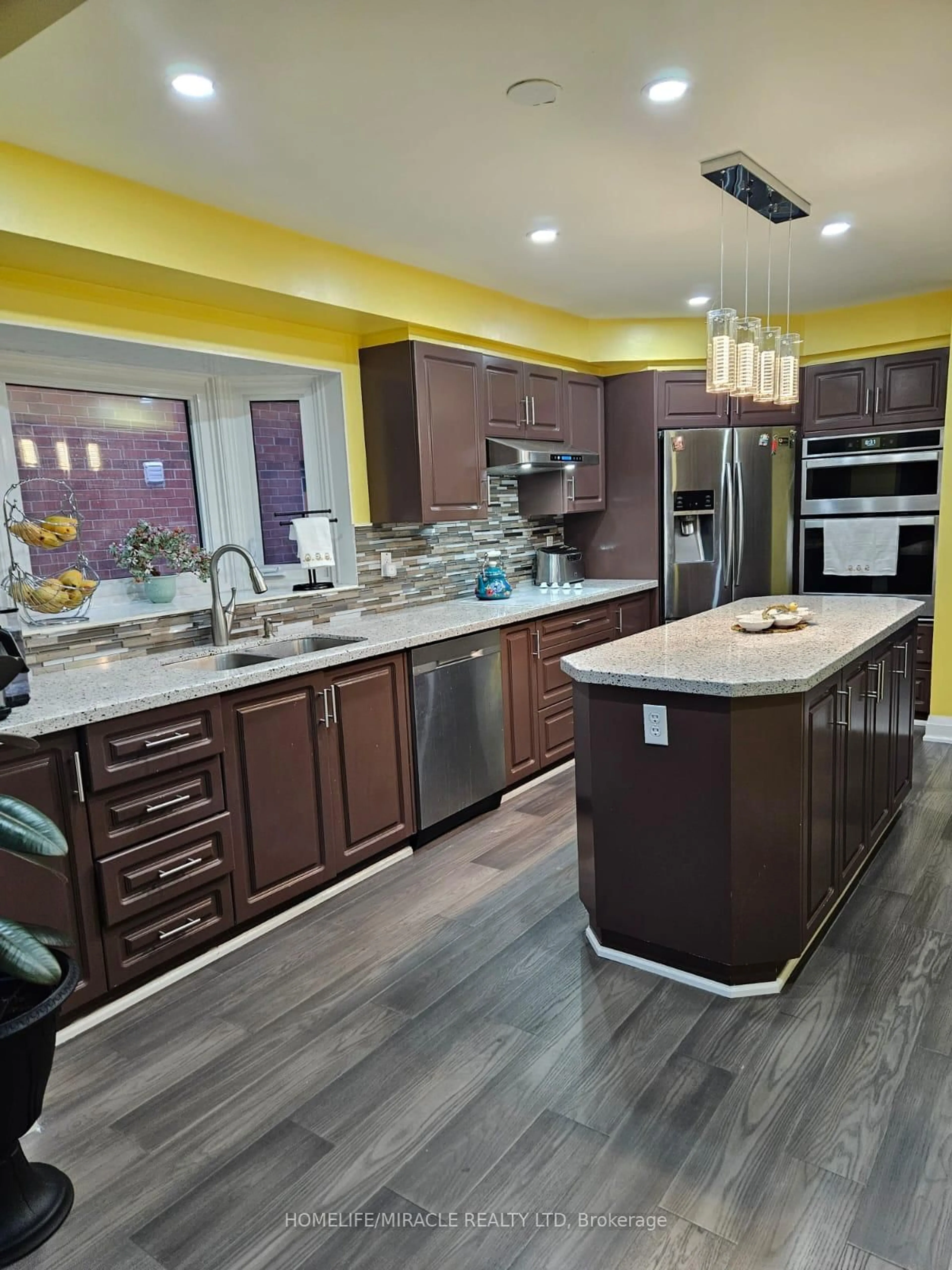 Contemporary kitchen, unknown for 35 Nottingham Cres, Brampton Ontario L6S 4G3