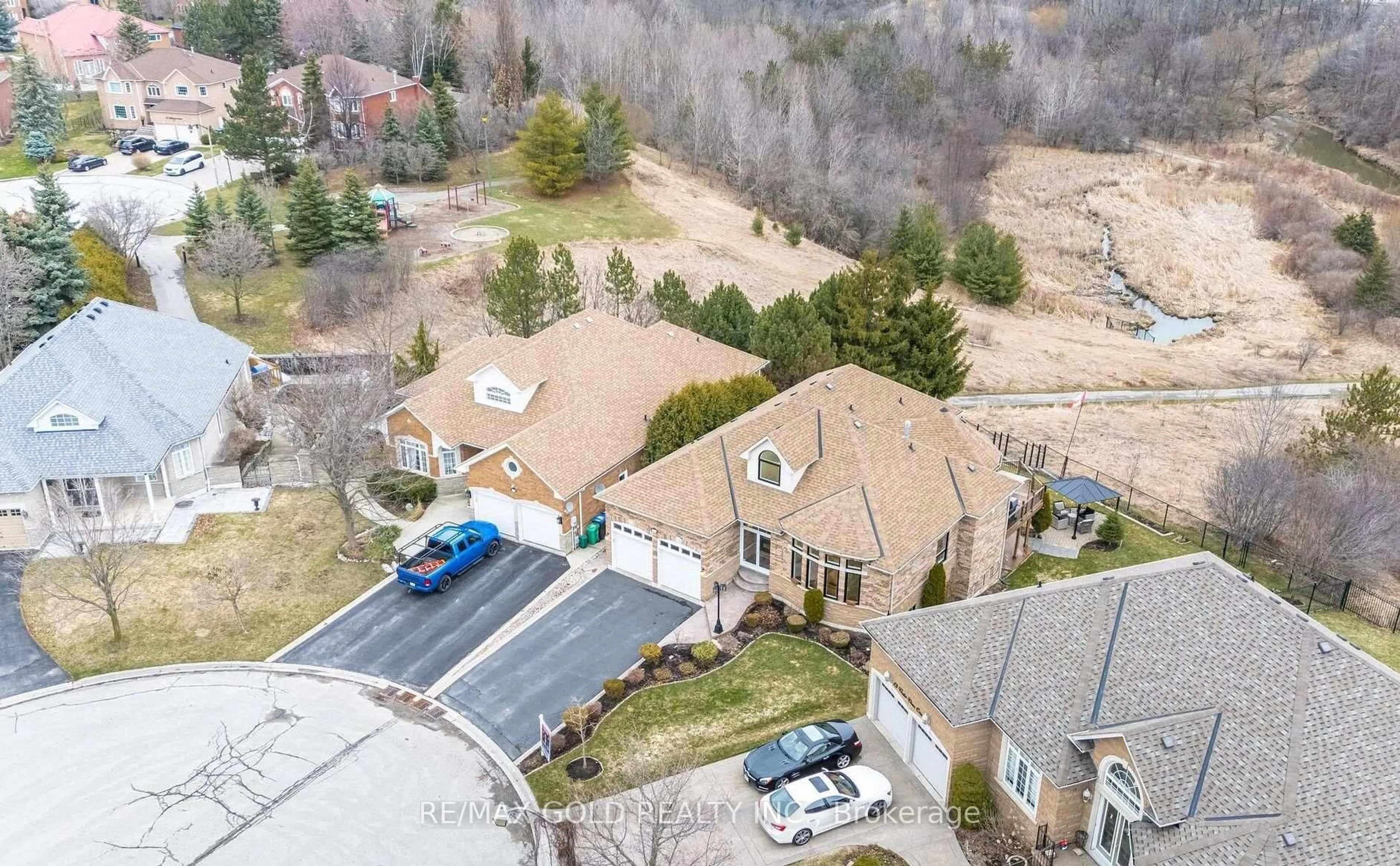 A pic from outside/outdoor area/front of a property/back of a property/a pic from drone, mountain view for 12 Vista View Crt, Caledon Ontario L7C 1E1
