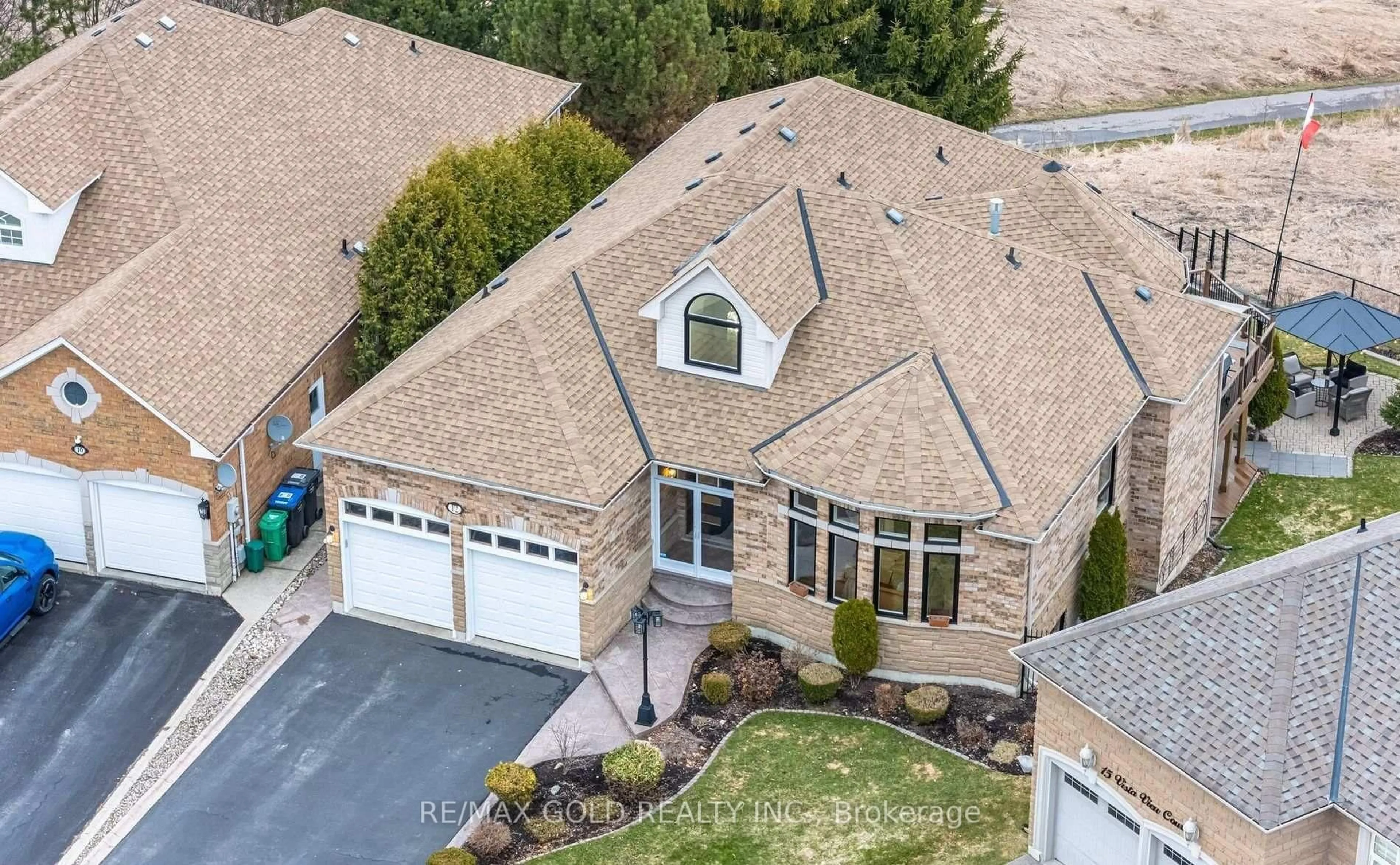 A pic from outside/outdoor area/front of a property/back of a property/a pic from drone, street for 12 Vista View Crt, Caledon Ontario L7C 1E1