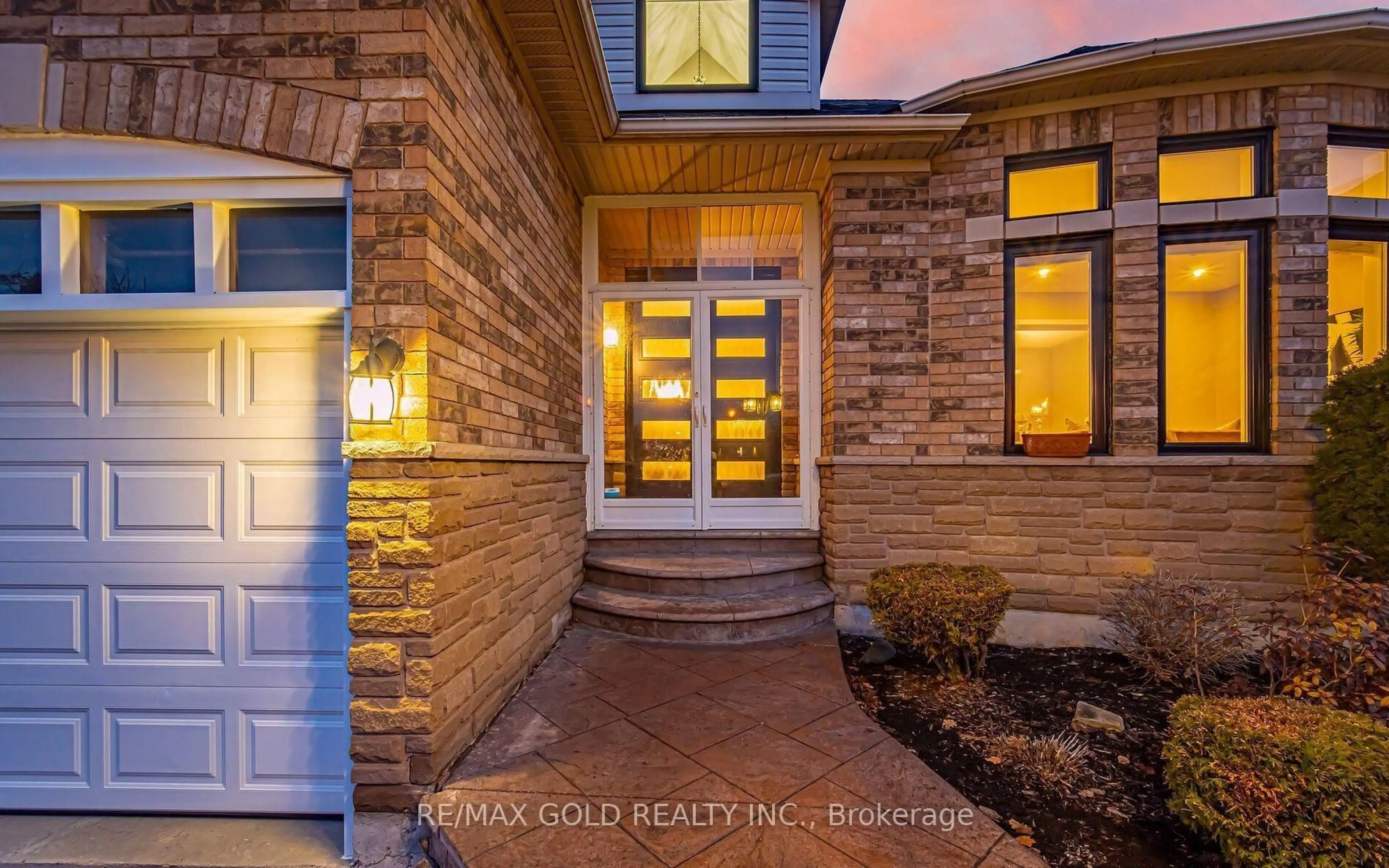 Indoor entryway for 12 Vista View Crt, Caledon Ontario L7C 1E1