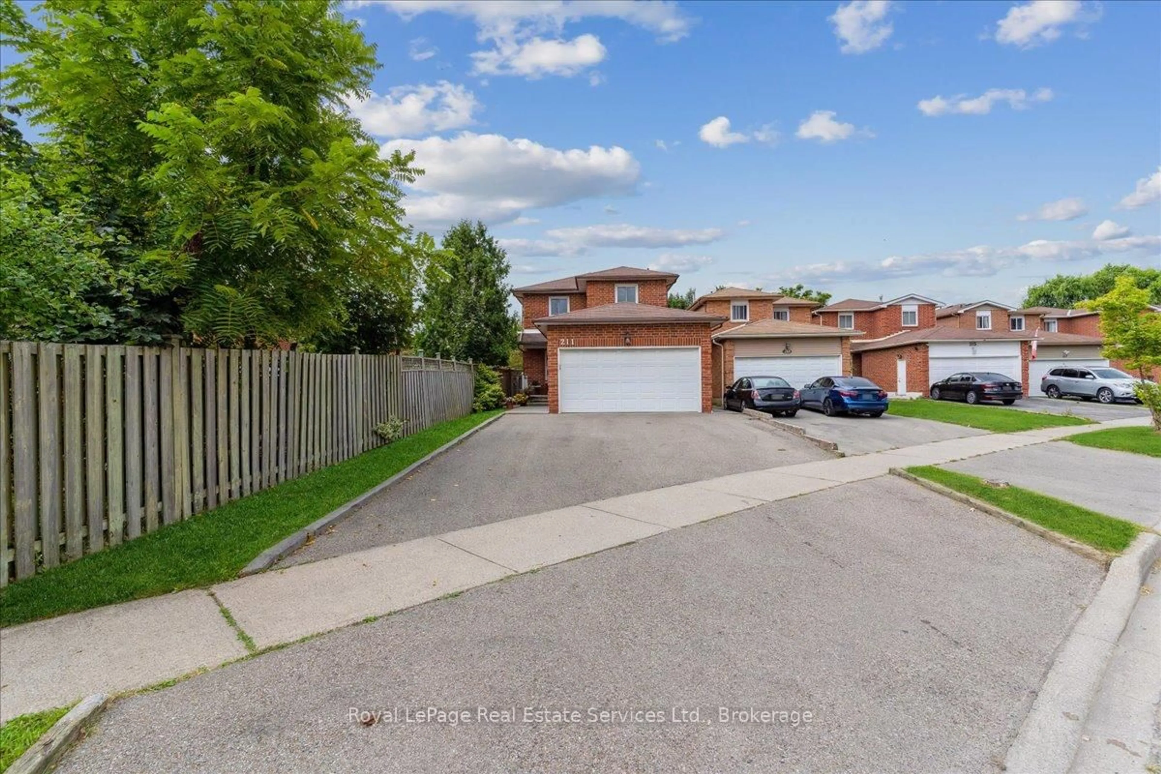A pic from outside/outdoor area/front of a property/back of a property/a pic from drone, street for 211 Murray St, Brampton Ontario L6X 3L8