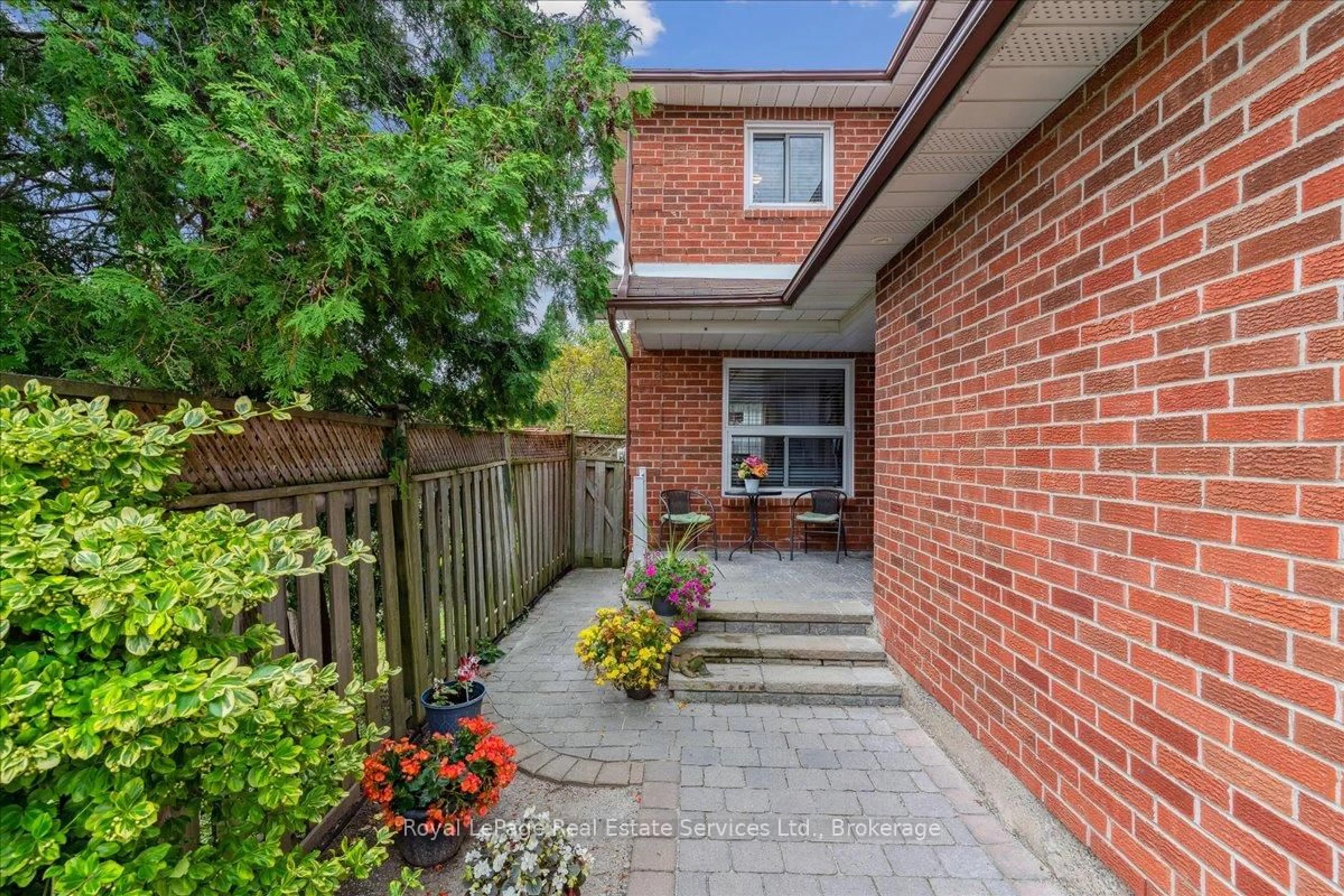 Patio, street for 211 Murray St, Brampton Ontario L6X 3L8