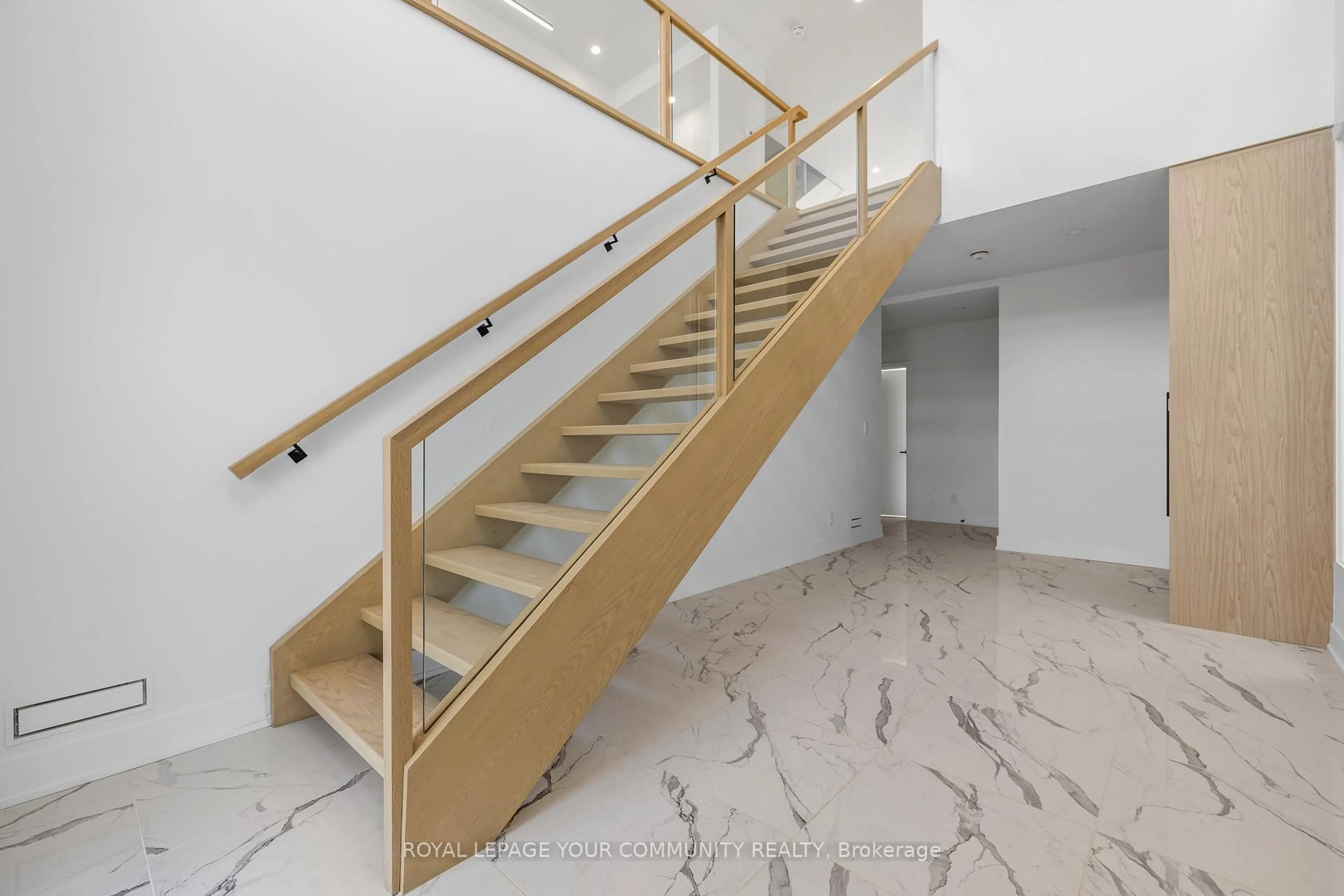 Stairs for 132 Dunbar Rd, Mississauga Ontario L5B 1G7