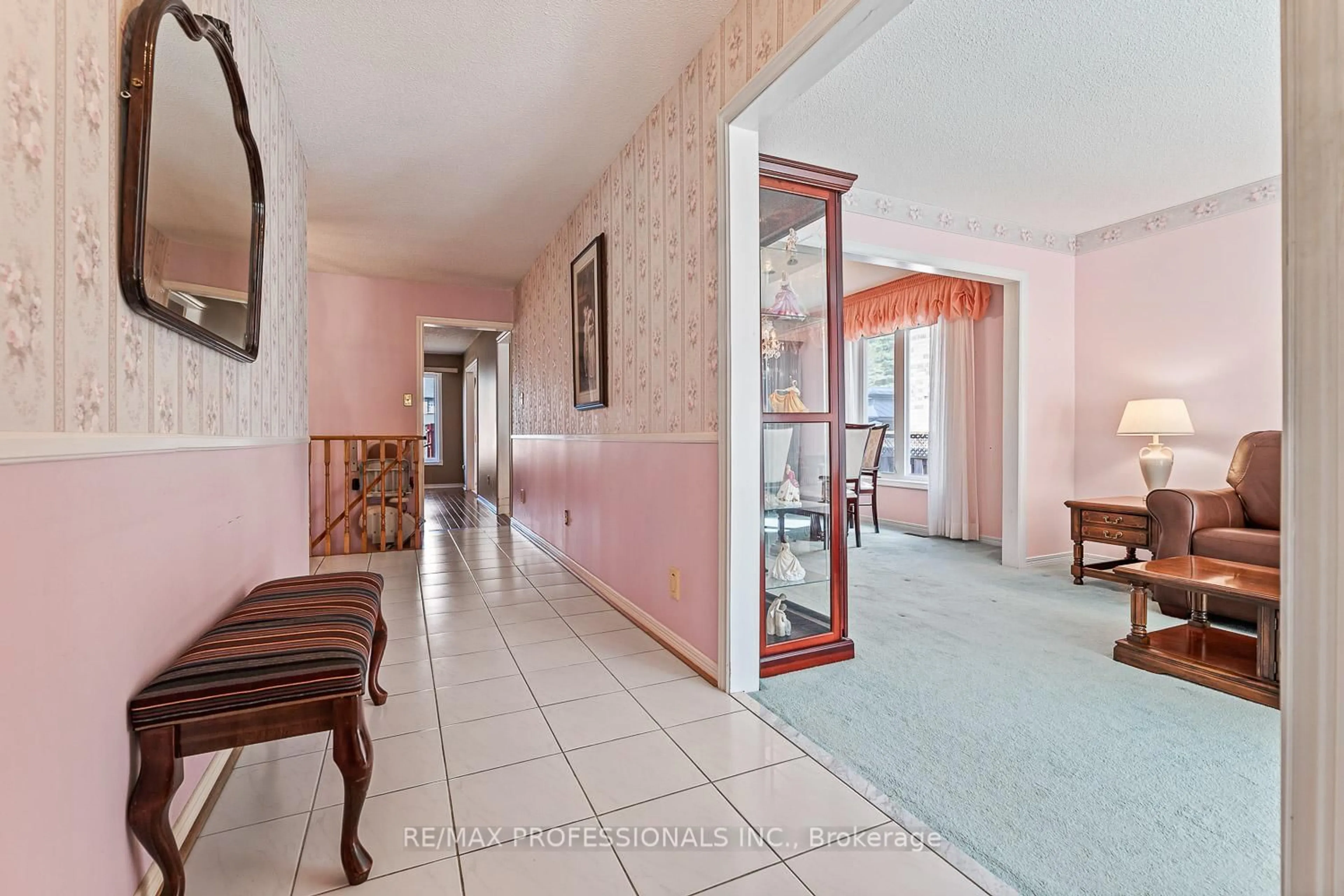 Indoor foyer for 41 McCabe Cres, Caledon Ontario L7E 5W8