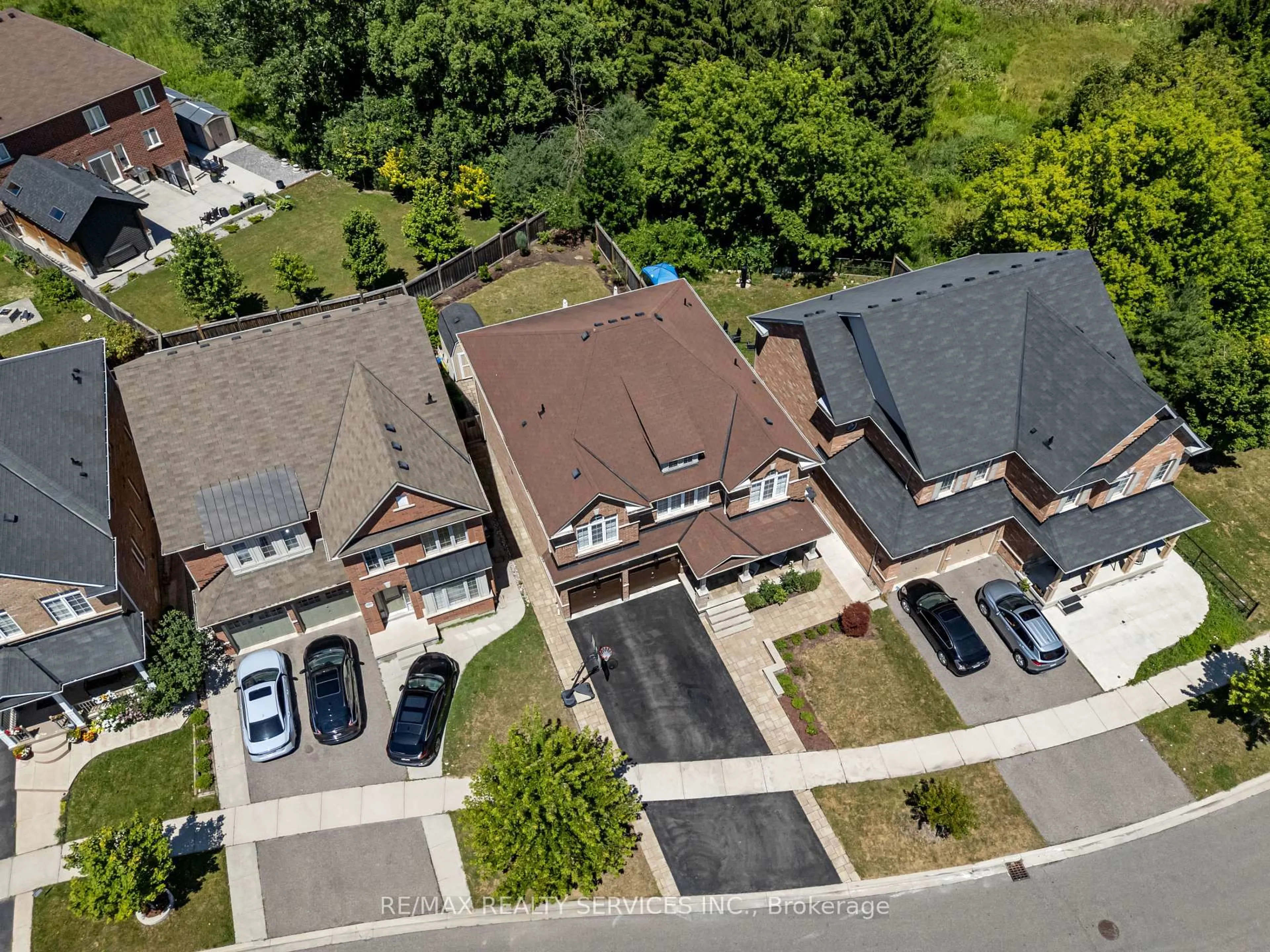 A pic from outside/outdoor area/front of a property/back of a property/a pic from drone, street for 24 George Robinson Dr, Brampton Ontario L6Y 2M7