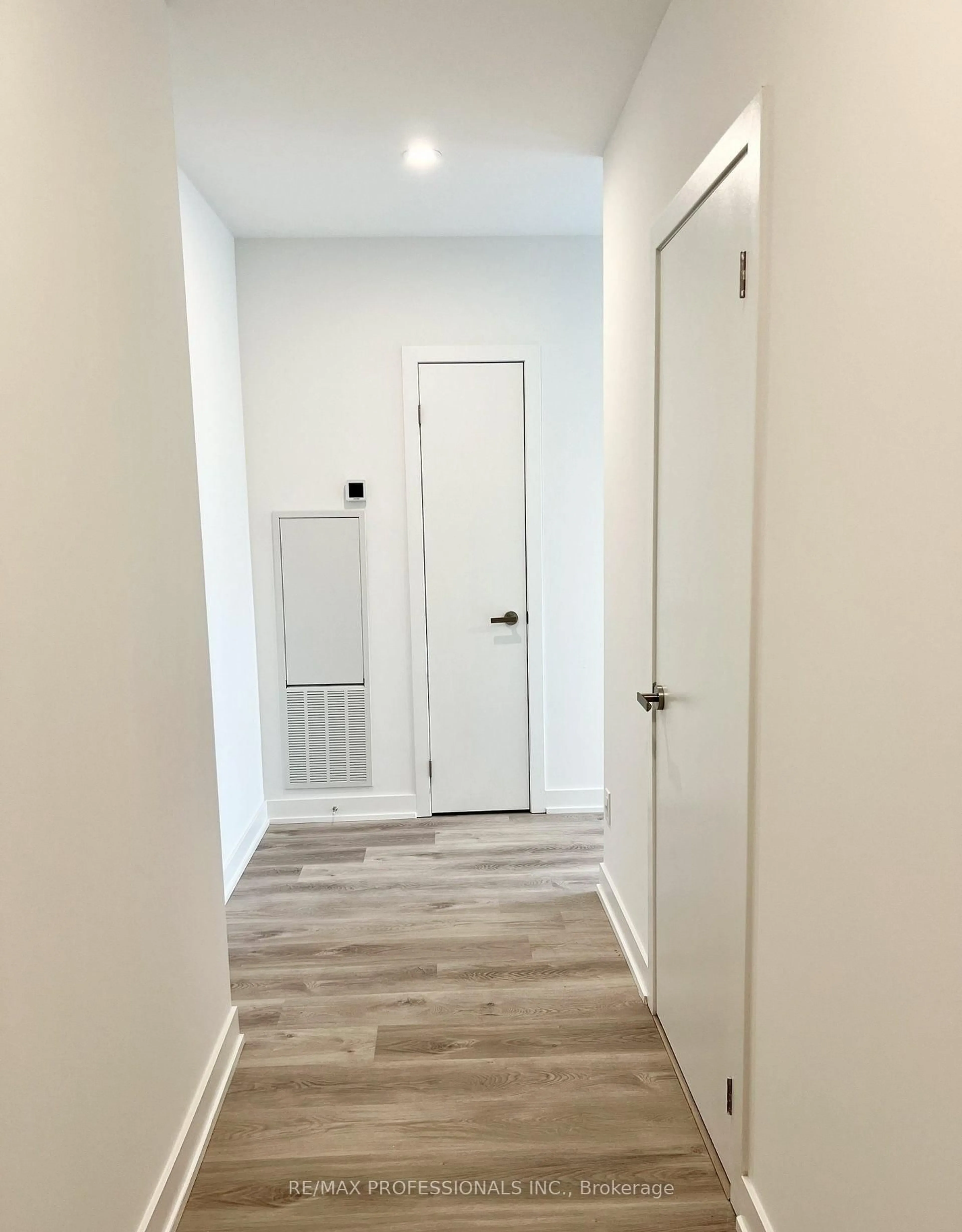Indoor entryway for 370 Martha St #802, Burlington Ontario L7R 0G9