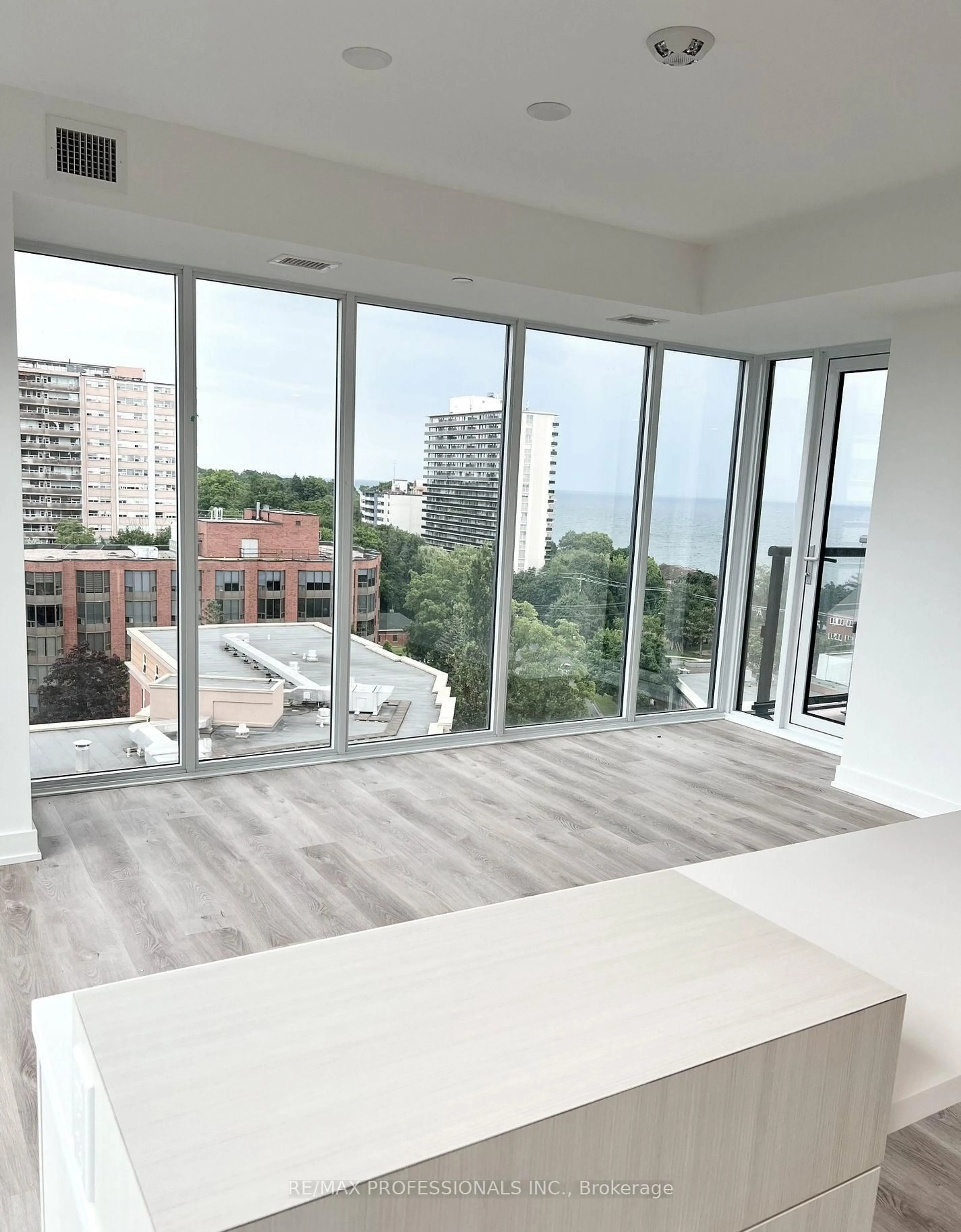 A pic of a room for 370 Martha St #802, Burlington Ontario L7R 0G9