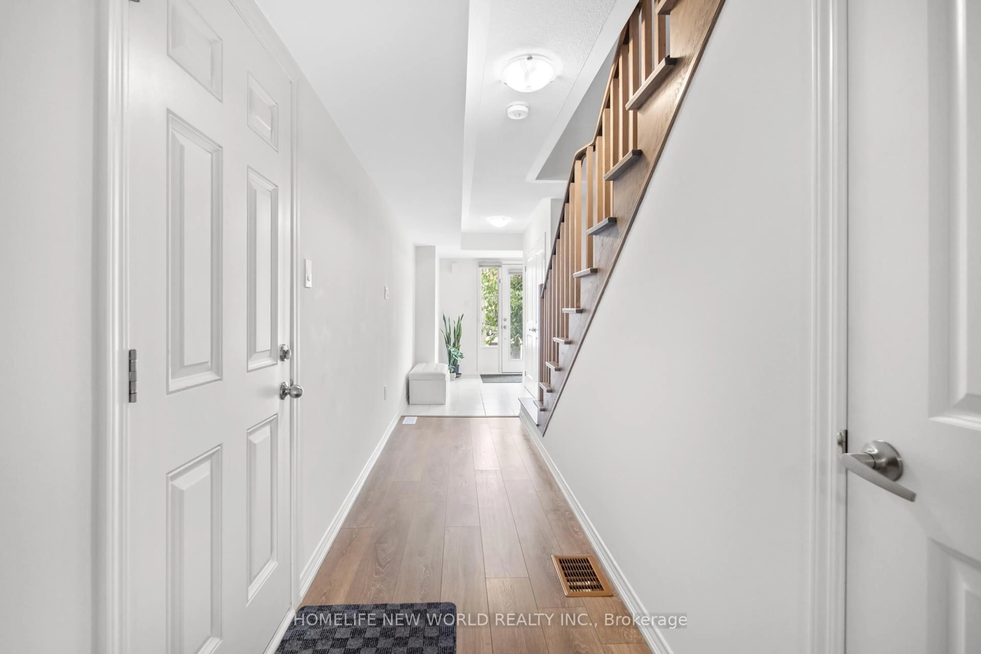 Indoor entryway for 51 Woodstream Dr, Toronto Ontario M9W 0G1