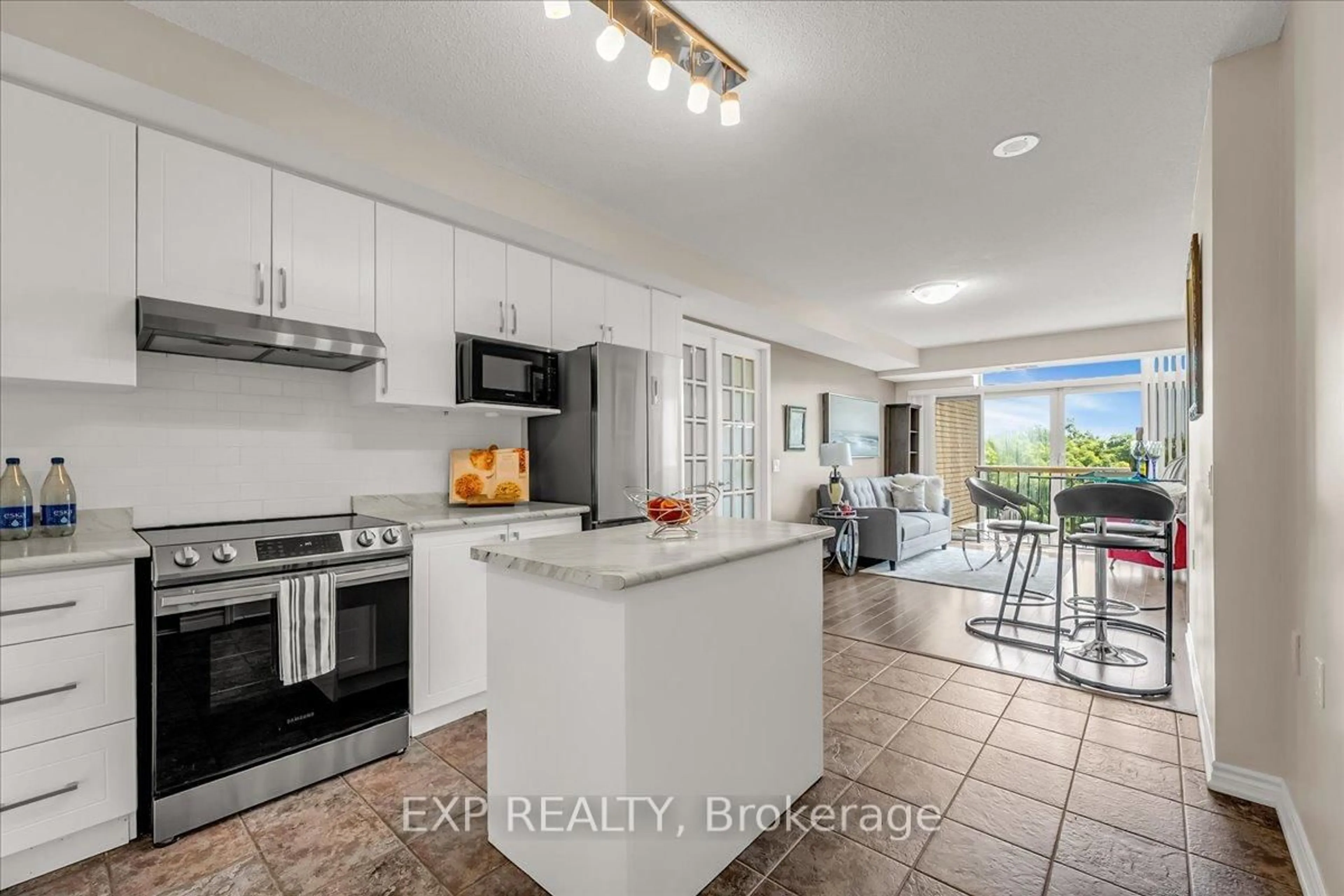 Open concept kitchen, ceramic/tile floor for 200 Burnhamthrope Rd #607, Mississauga Ontario L5A 4L4