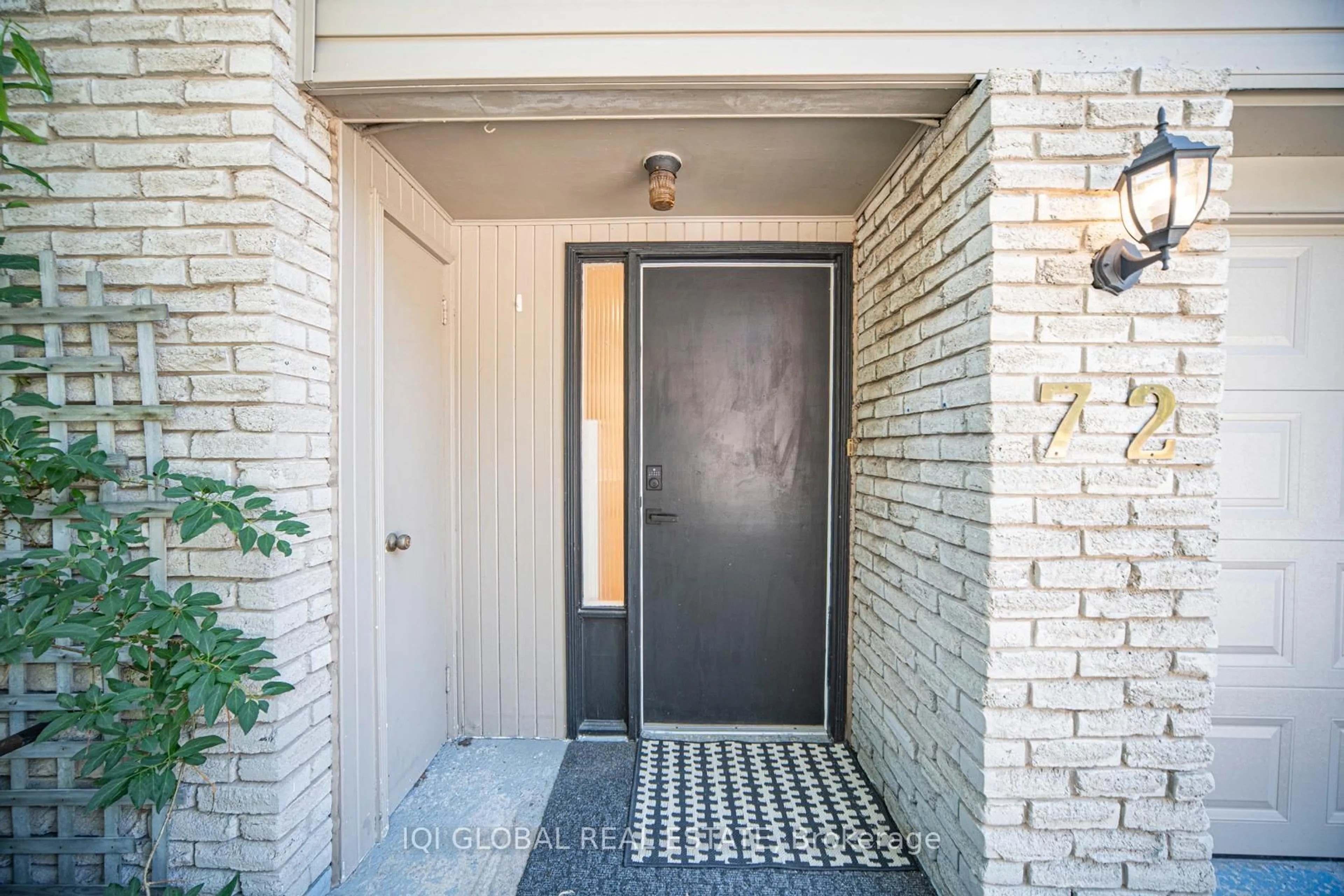 Indoor entryway for 1270 Gainsborough Dr #72, Oakville Ontario L6H 2L2