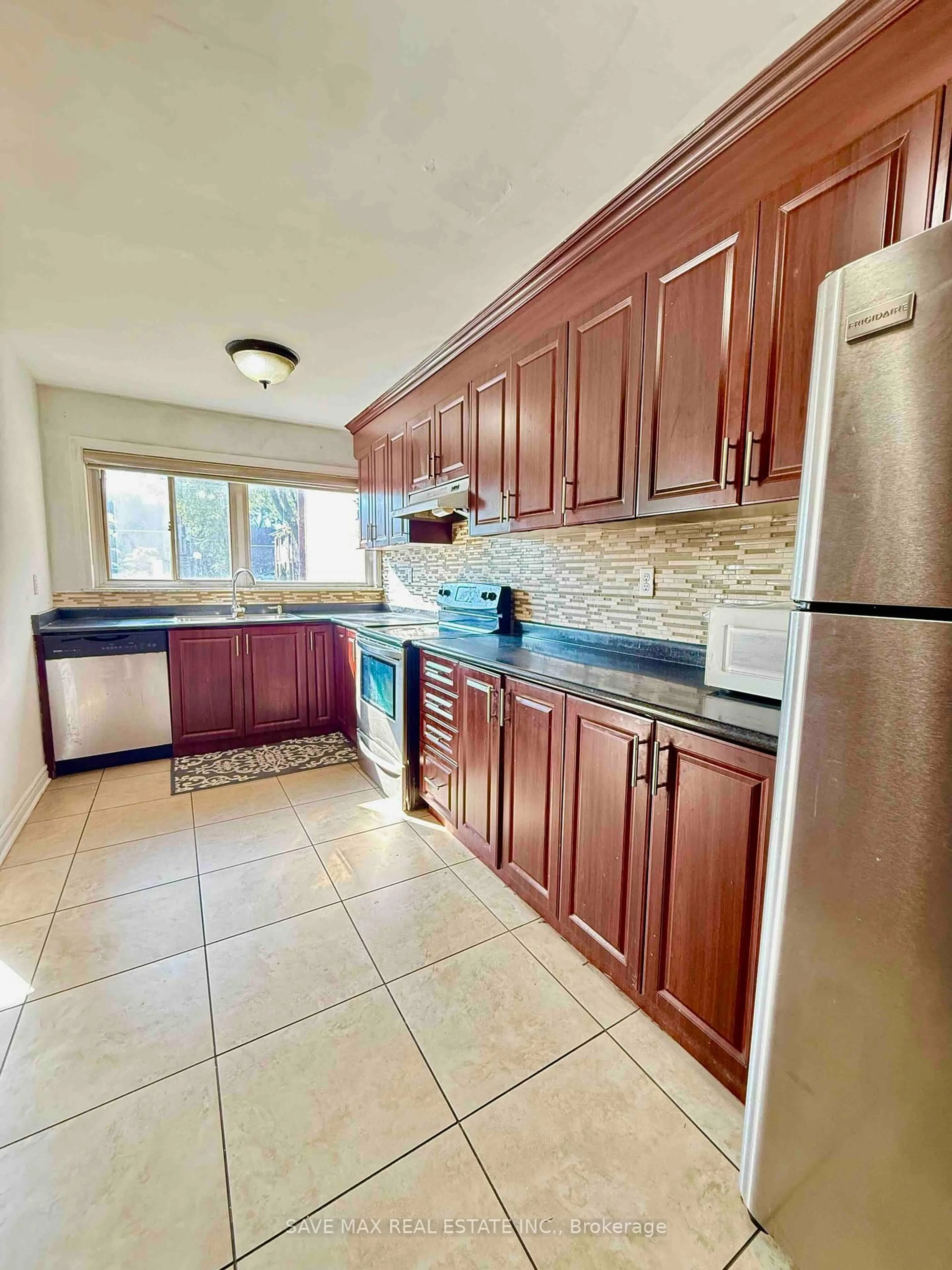 Standard kitchen, ceramic/tile floor for 153 Fleetwood Cres, Brampton Ontario L6T 2E5