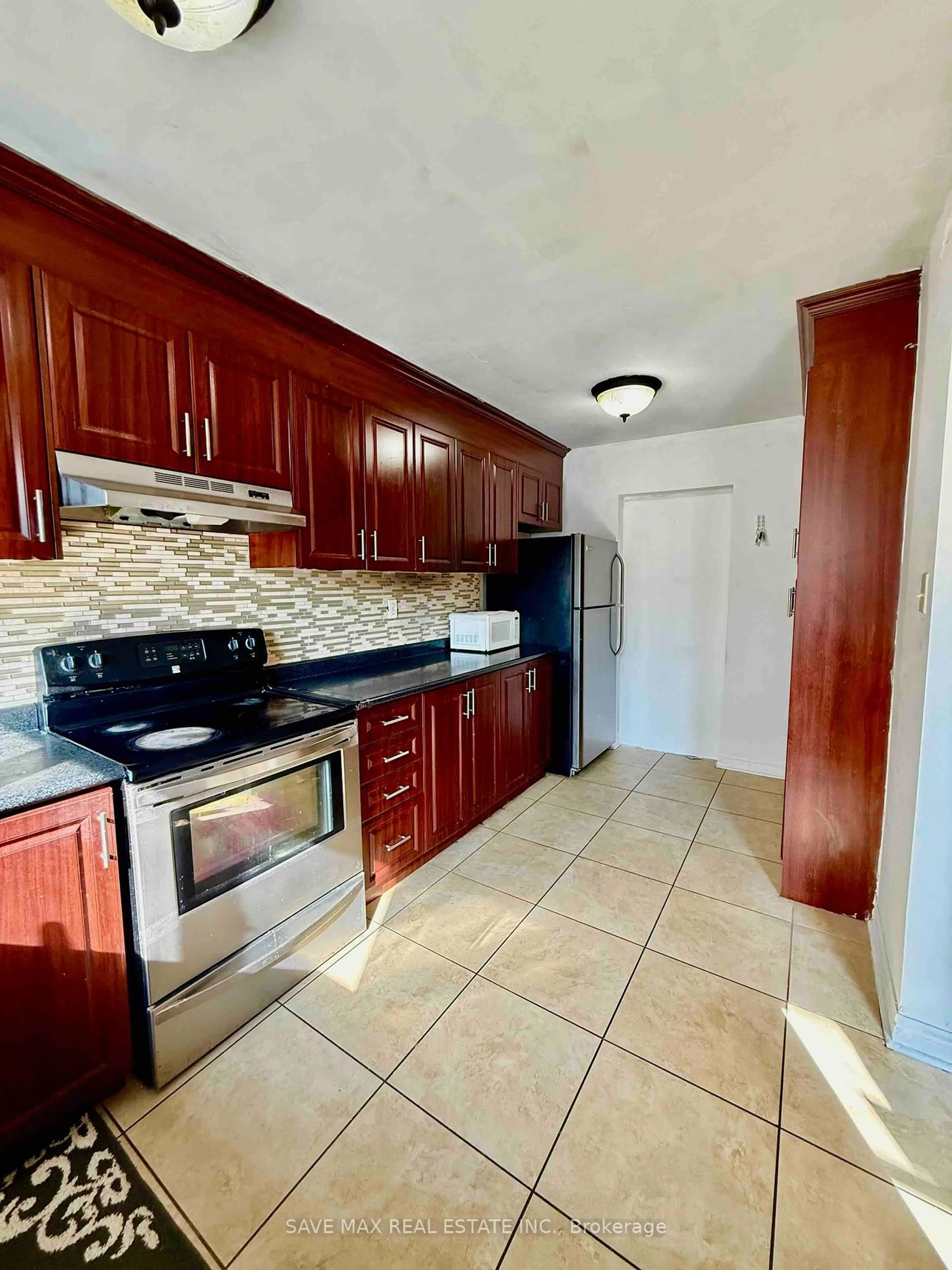 Standard kitchen, ceramic/tile floor for 153 Fleetwood Cres, Brampton Ontario L6T 2E5