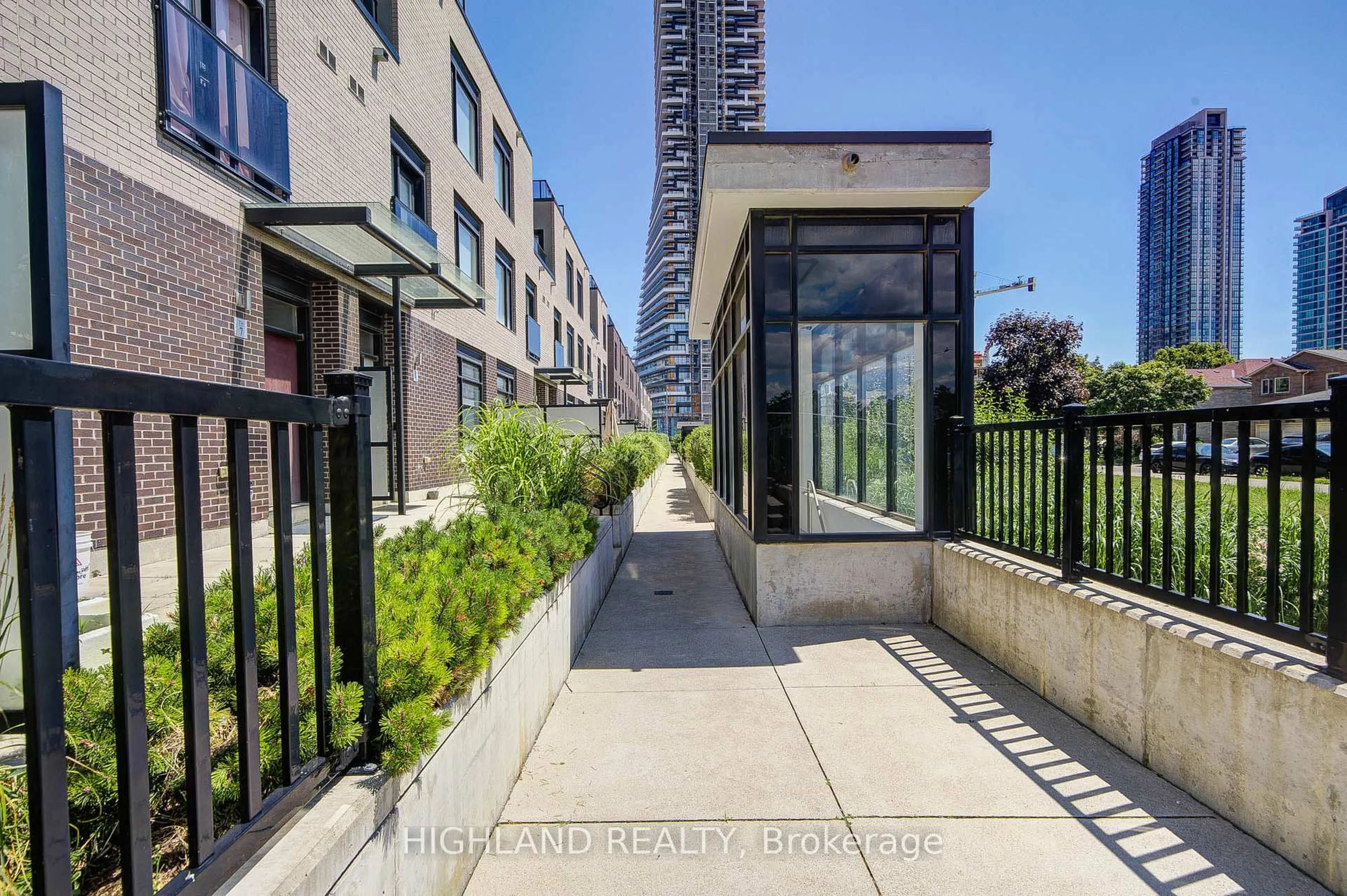 Patio, street for 4030 Parkside Village Dr #7, Mississauga Ontario L5B 0K2