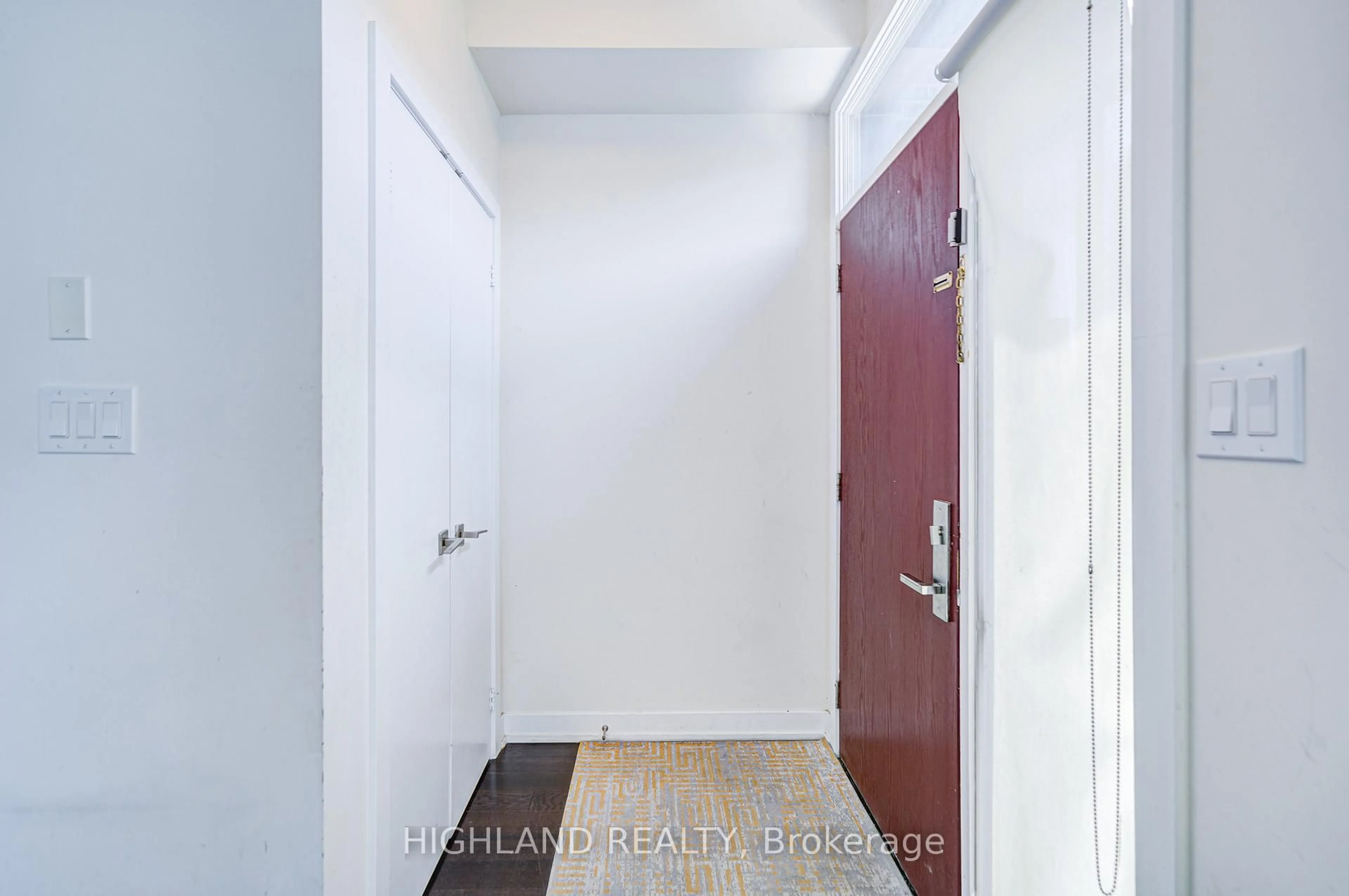 Indoor entryway for 4030 Parkside Village Dr #7, Mississauga Ontario L5B 0K2