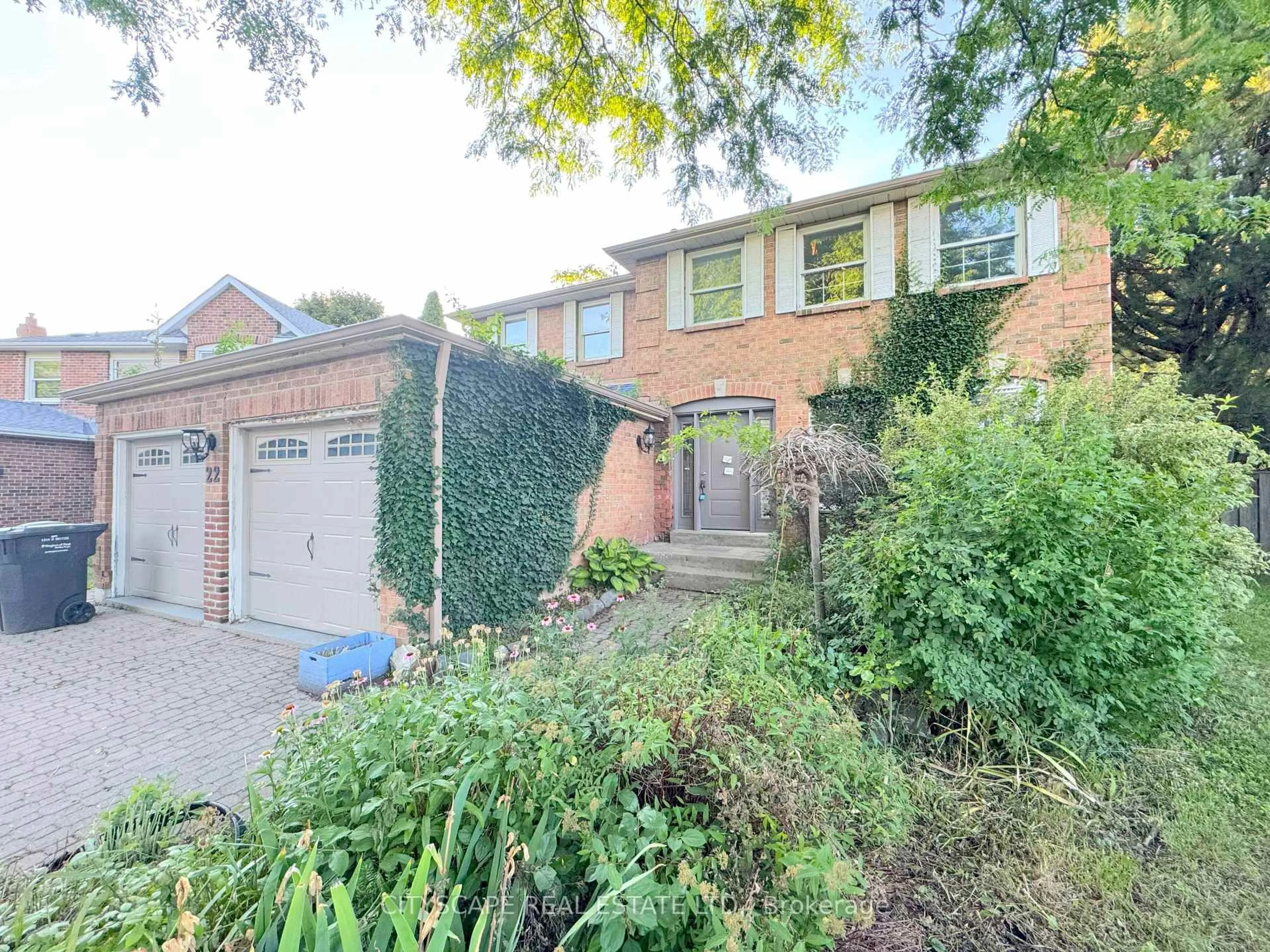 A pic from outside/outdoor area/front of a property/back of a property/a pic from drone, street for 22 Nottingham Cres, Brampton Ontario L6S 4G4