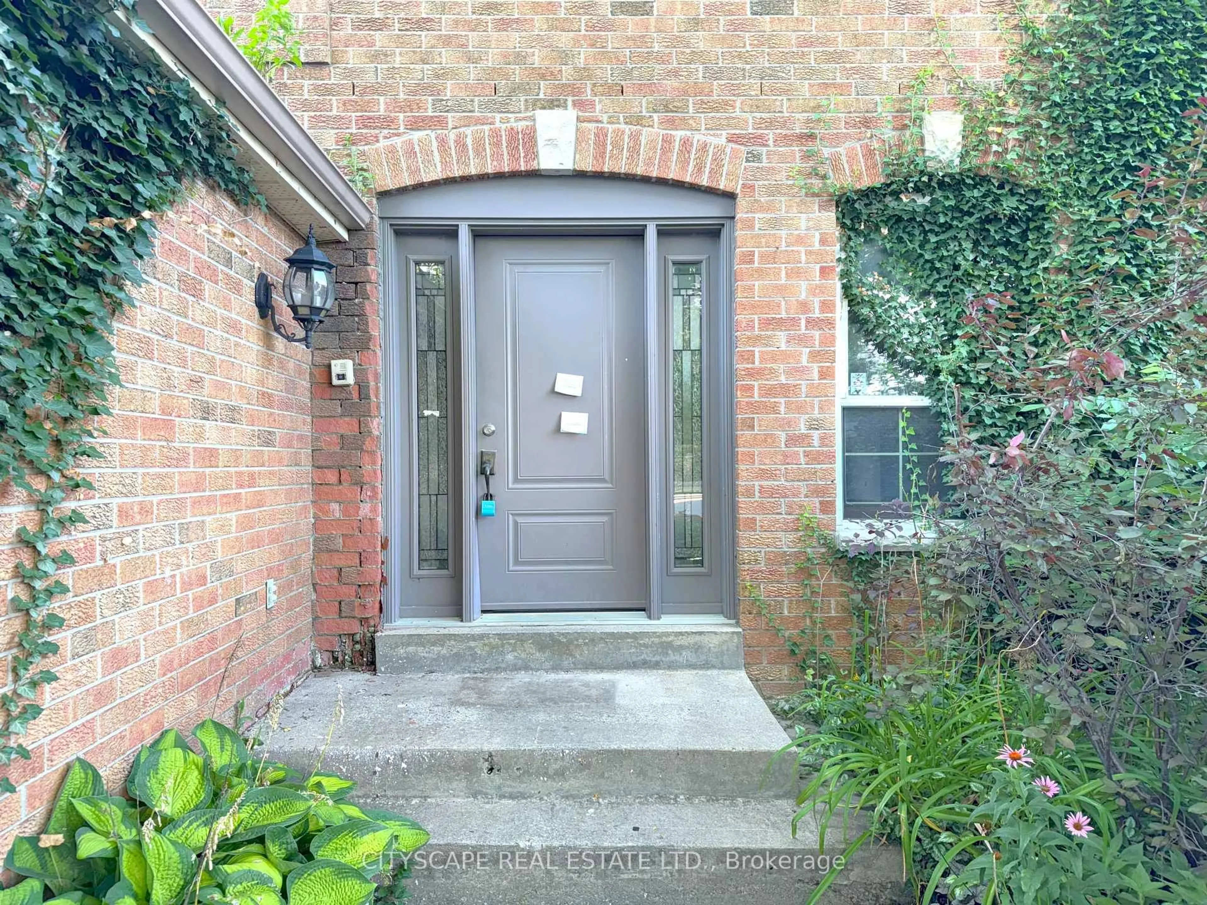Indoor entryway for 22 Nottingham Cres, Brampton Ontario L6S 4G4