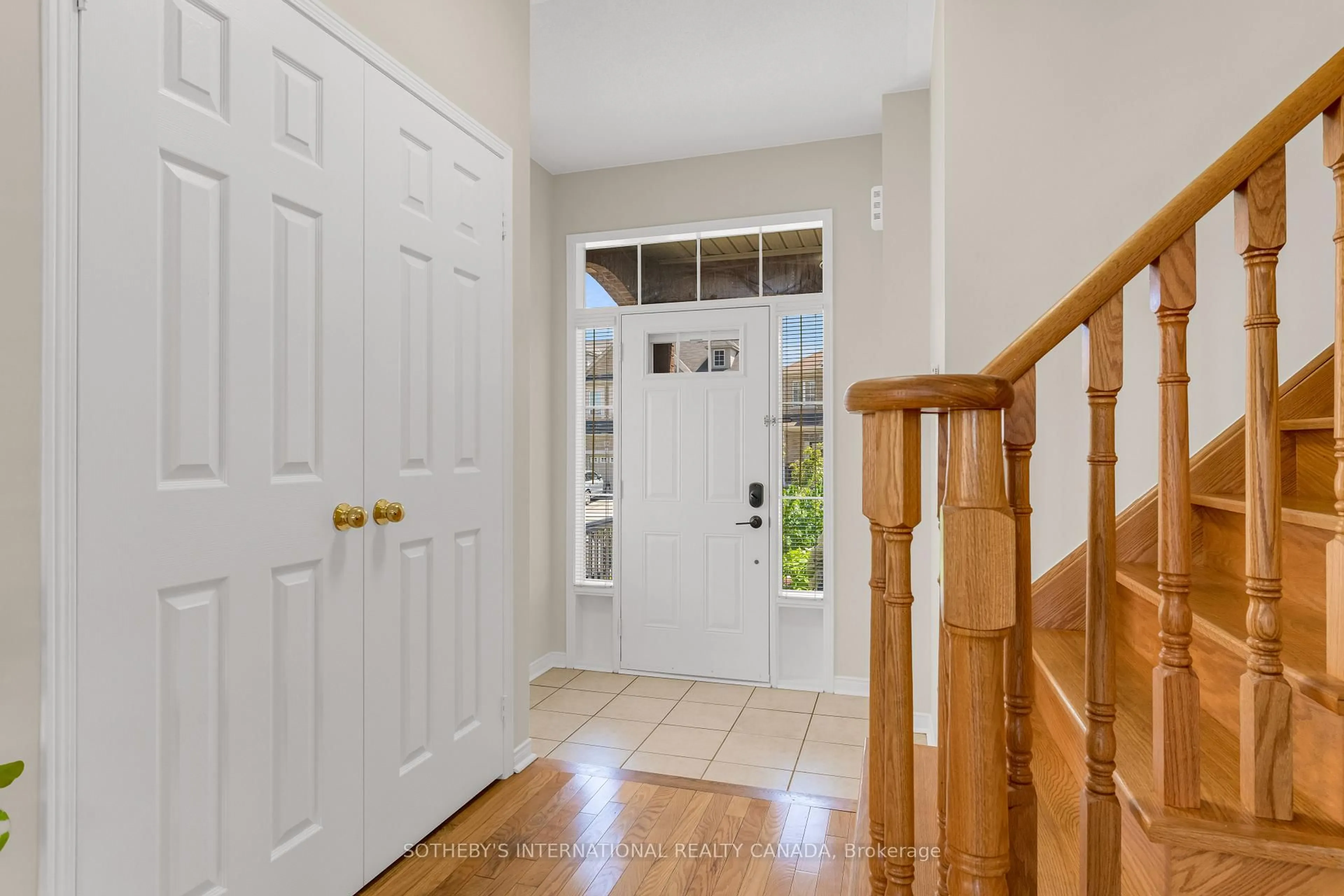 Indoor entryway for 3287 Sunlight St, Mississauga Ontario L5M 0G8