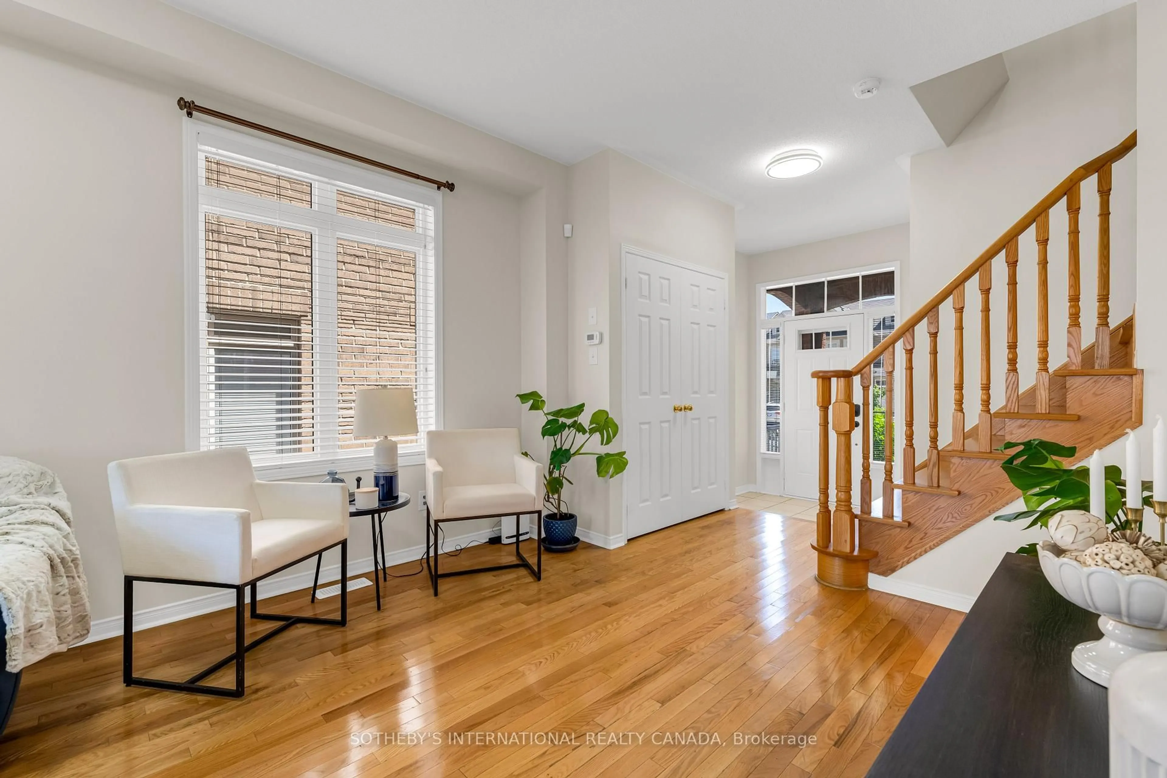 Indoor entryway for 3287 Sunlight St, Mississauga Ontario L5M 0G8