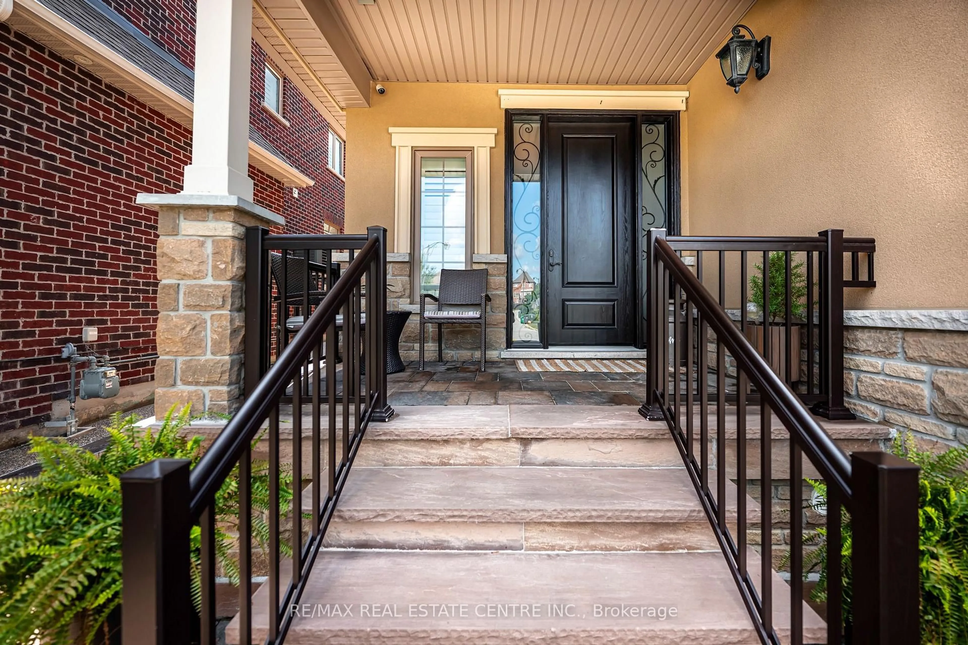 Indoor entryway for 74 Cedarholme Ave, Caledon Ontario L7C 3T1