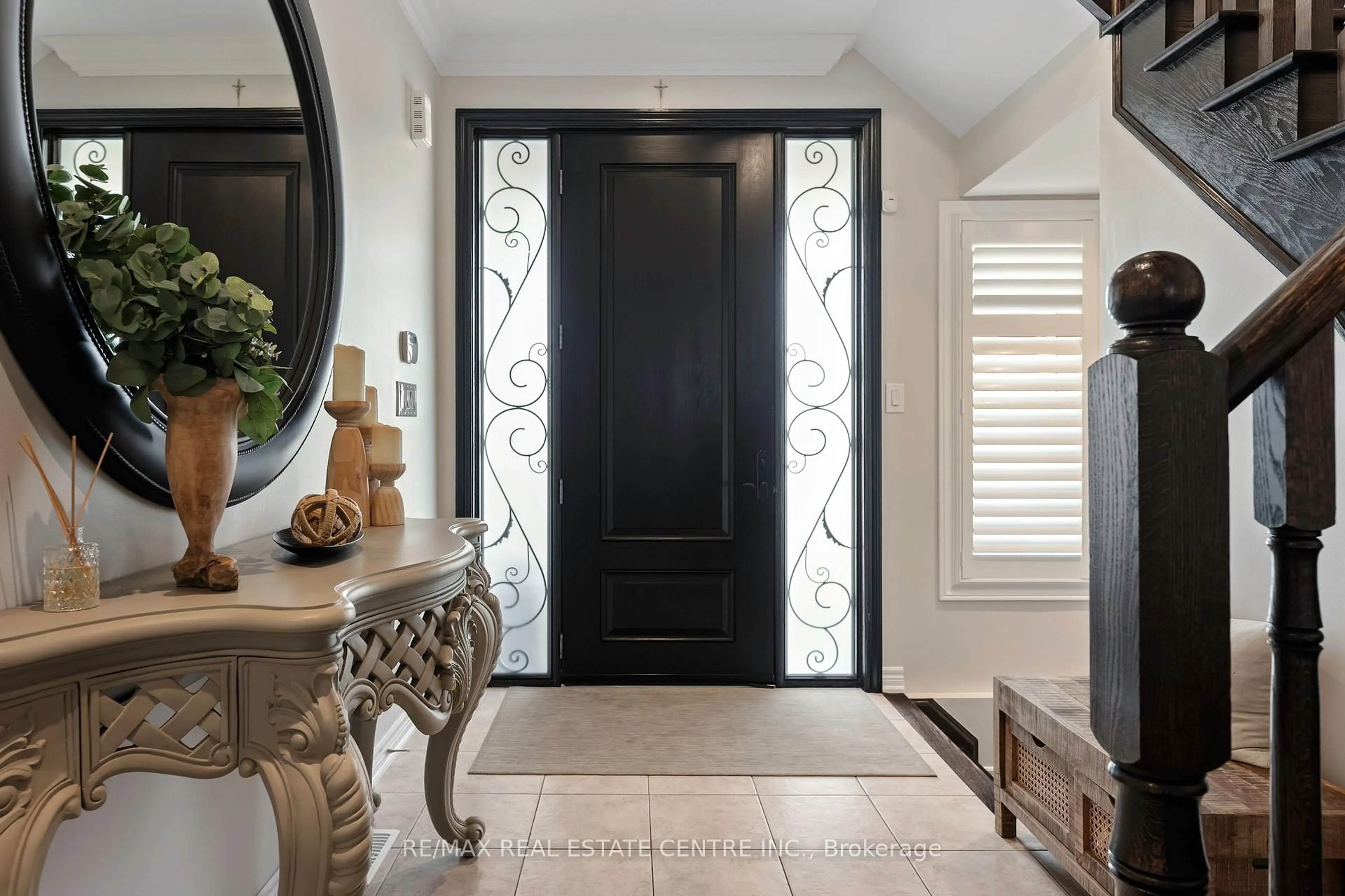 Indoor entryway for 74 Cedarholme Ave, Caledon Ontario L7C 3T1